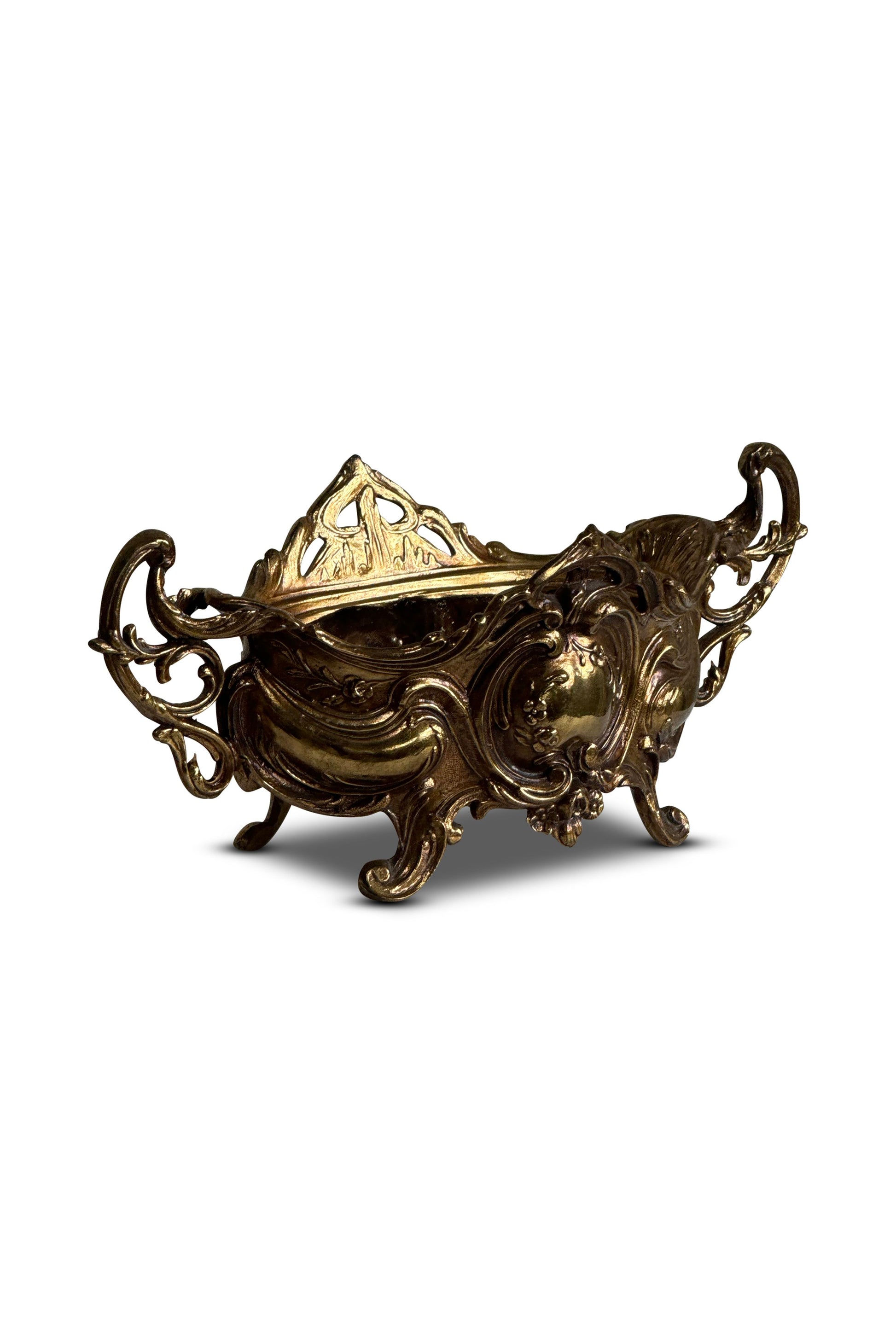 Antique brass Art Nouveau jardiniere Rococo footed bowl with gold-tone finish, elegant detailing, and ornate design perfect for classic interiors — Hommes and Gardens, Catchall Collection, Landscape Architect, Interior Designer, Outdoor Living, Art, Furniture, Objects, Best Gifts, Nature, Backyard, Yard, Outdoor Decorations, Home Decor, Home Design, Luxury Design.
