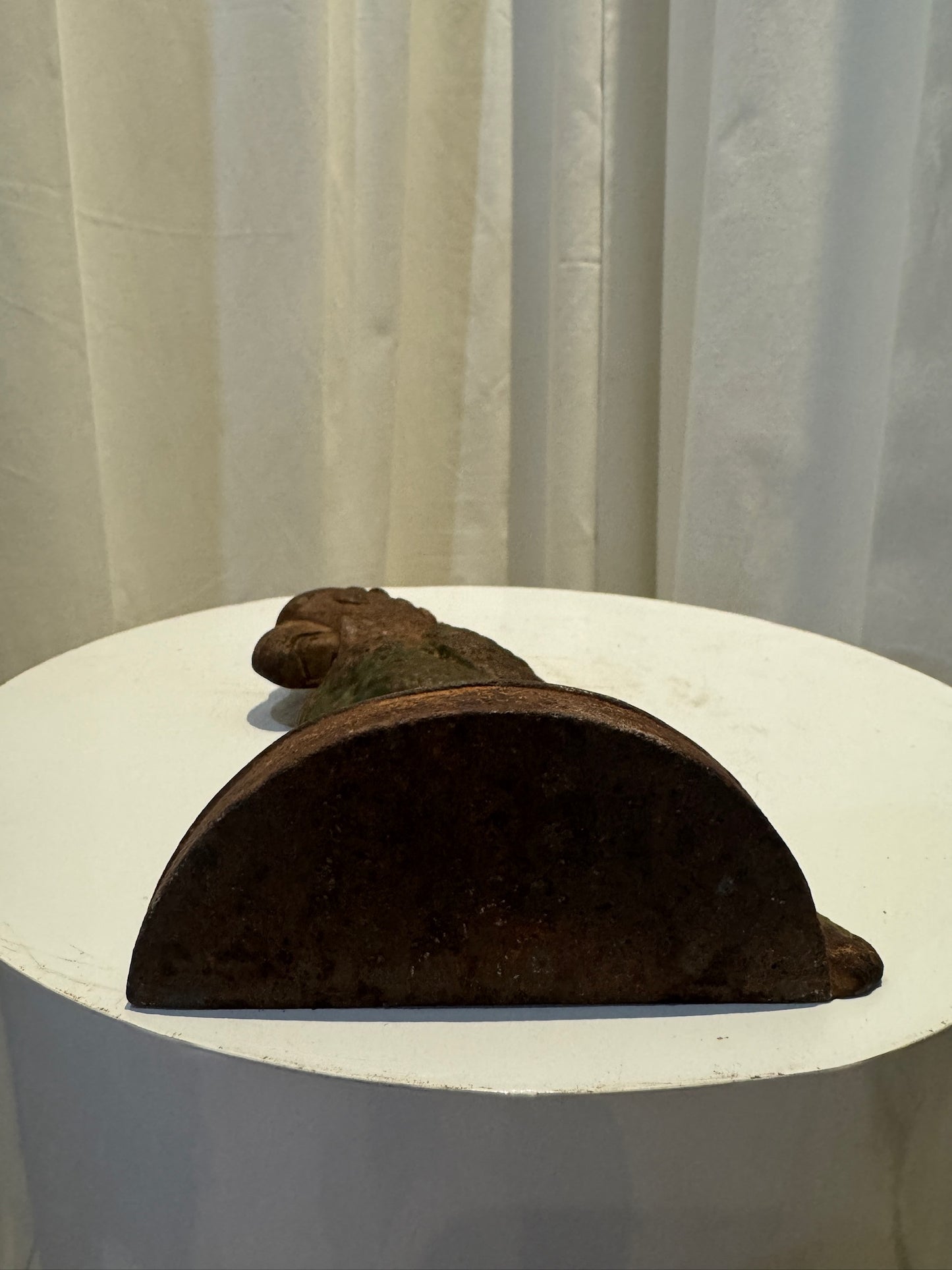 Antique Hubley parrot cast iron doorstop, vintage hand-painted design from the USA with natural patina and solid one-piece construction — Hommes and Gardens, Landscape Architect, Interior Designer, Outdoor Living, Art, Furniture, Objects, Best Gifts, Nature, Backyard, Yard, Outdoor Decorations, Home Decor, Home Design, Luxury Design.