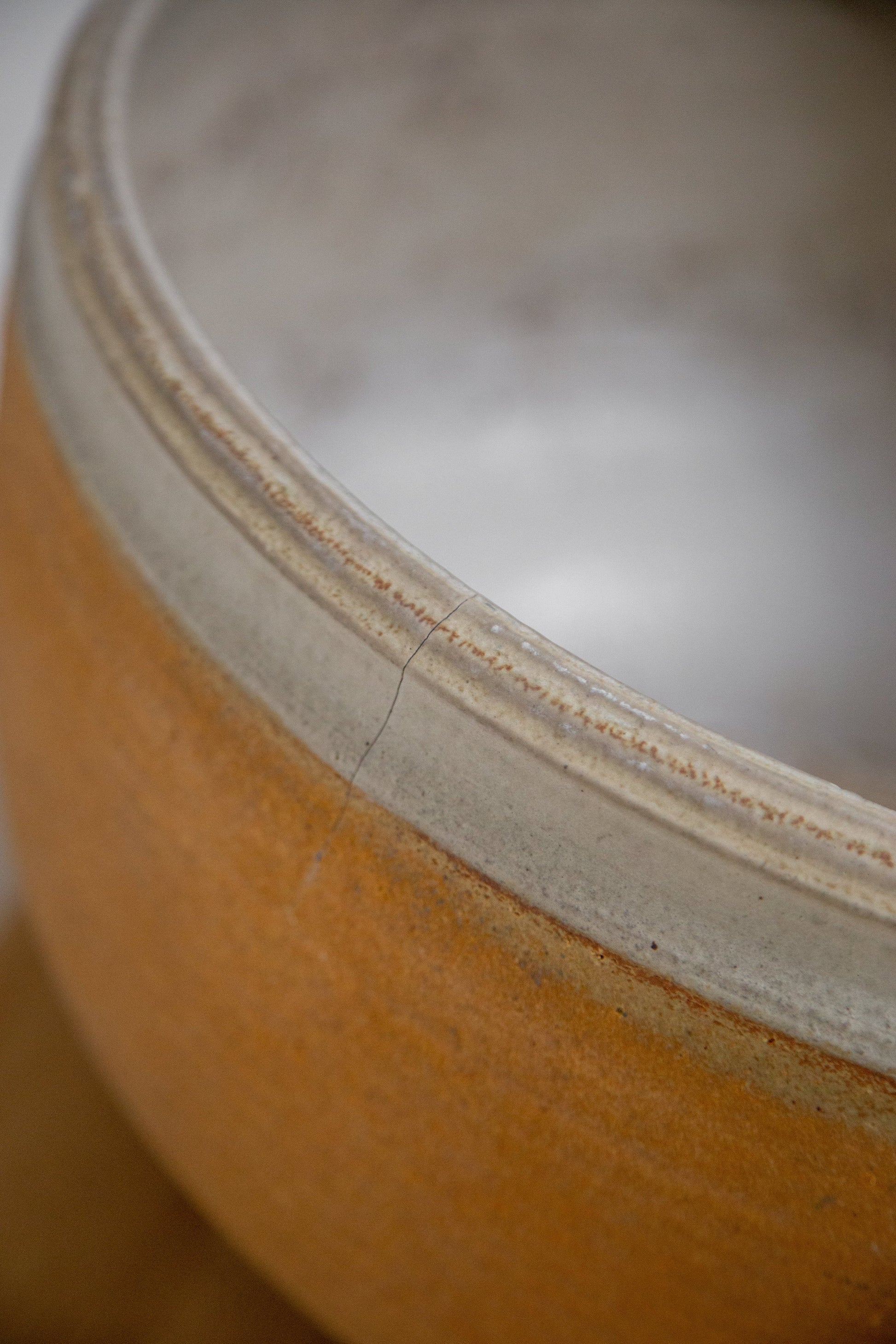 Bob Kinzie ceramic ribbed pot, mid-century modern stoneware planter with organic texture and earthy brown finish — Hommes and Gardens, Pots + Vessels Collection, Landscape Architect, Interior Designer, Outdoor Living, Outdoor Decorations, Home Decor, Home Design, Luxury Design, Art, Furniture, Objects, Best Gifts, Nature, Backyard, Yard.