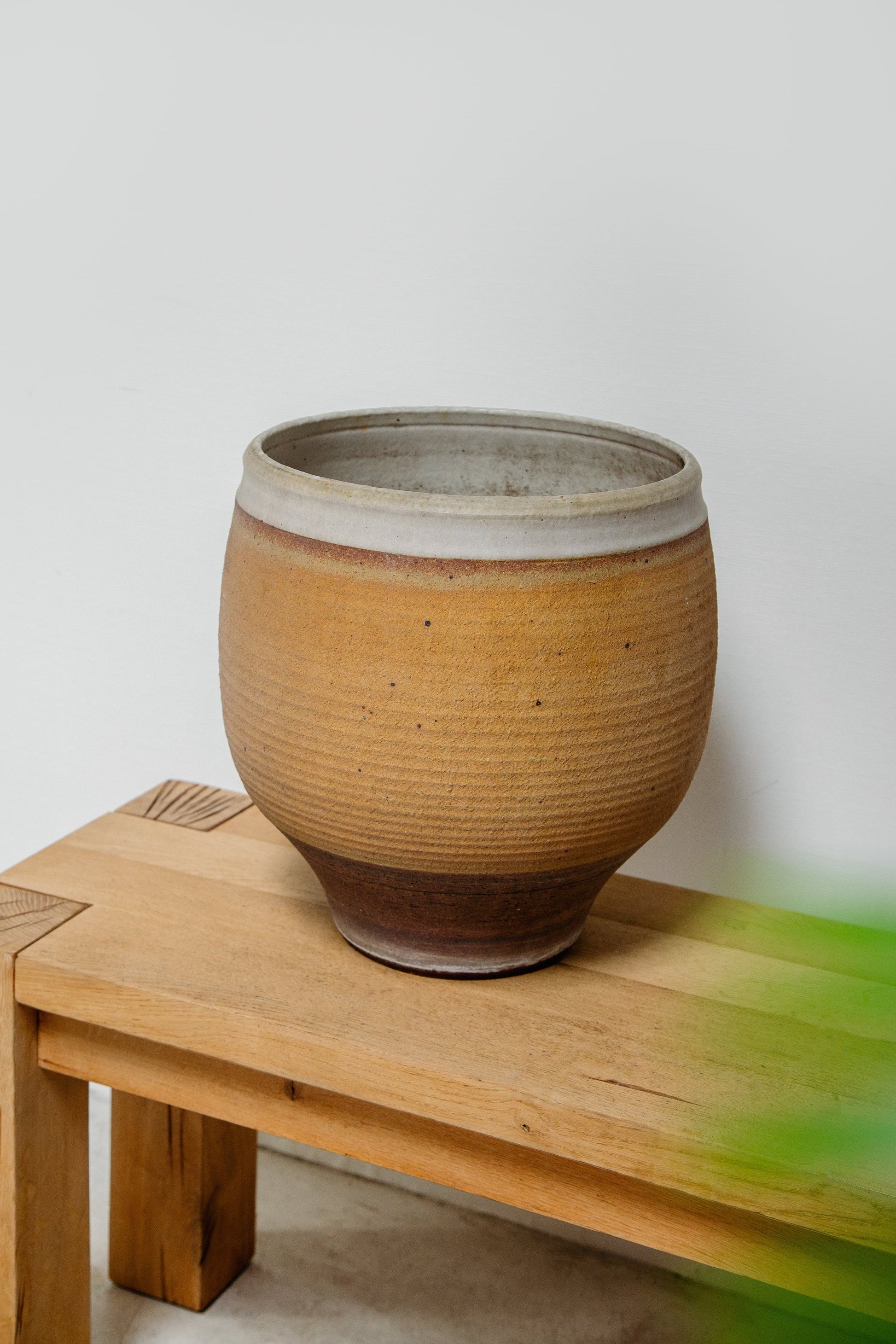Bob Kinzie mid-century modern pottery planter crafted in ribbed terracotta stoneware, elegant and timeless design — Hommes and Gardens, Pots + Vessels Collection, Landscape Architect, Interior Designer, Outdoor Living, Outdoor Decorations, Home Decor, Home Design, Luxury Design, Art, Furniture, Objects, Best Gifts, Nature, Backyard, Yard.