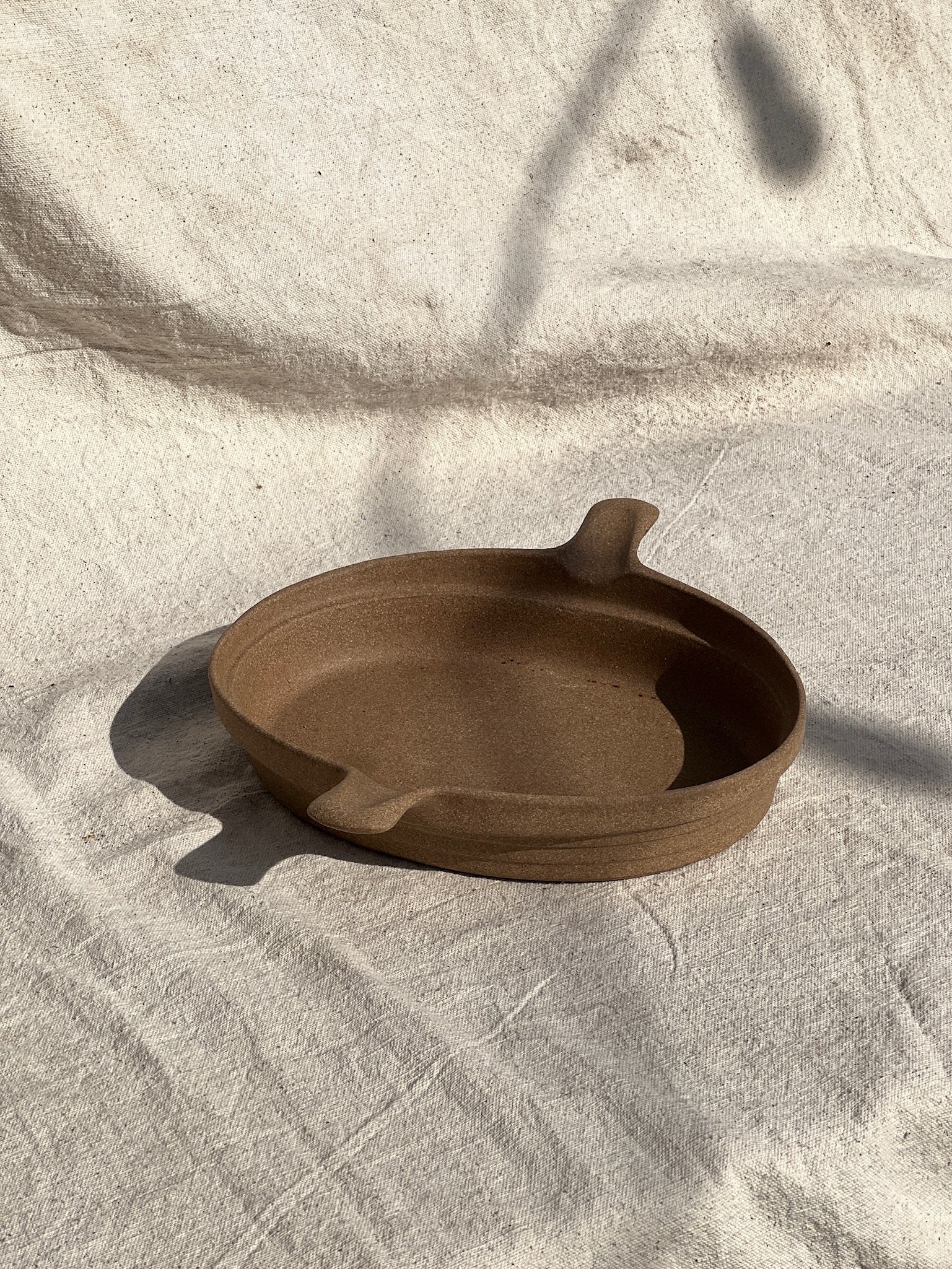 Brown ceramic Hartstone dish crafted in classic stoneware, vintage kitchenware or decorative plate with smooth finish and quality glaze — Hommes and Gardens, Catchall Collection, Landscape Architect, Interior Designer, Outdoor Living, Outdoor Decorations, Home Decor, Home Design, Luxury Design, Art, Furniture, Objects, Best Gifts, Nature, Backyard, Yard.