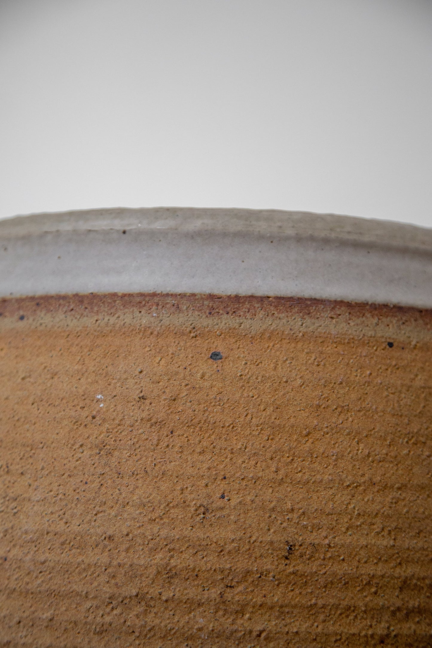 Mid-century ribbed stoneware pot by Bob Kinzie, handcrafted with precision and warm earthy tones, ideal for vintage-inspired spaces — Hommes and Gardens, Pots + Vessels Collection, Landscape Architect, Interior Designer, Outdoor Living, Outdoor Decorations, Home Decor, Home Design, Luxury Design, Art, Furniture, Objects, Best Gifts, Nature, Backyard, Yard.