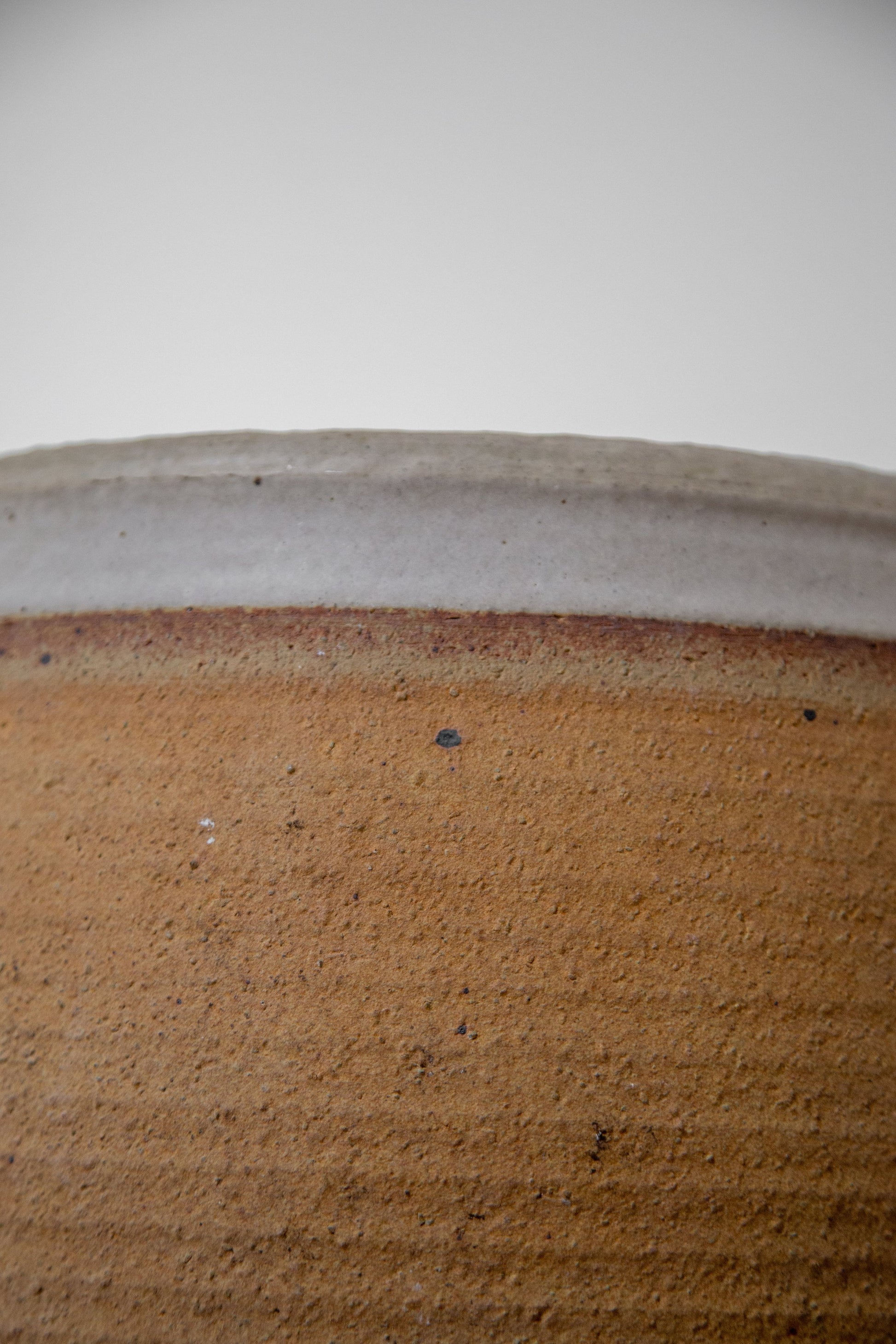 Mid-century ribbed stoneware pot by Bob Kinzie, handcrafted with precision and warm earthy tones, ideal for vintage-inspired spaces — Hommes and Gardens, Pots + Vessels Collection, Landscape Architect, Interior Designer, Outdoor Living, Outdoor Decorations, Home Decor, Home Design, Luxury Design, Art, Furniture, Objects, Best Gifts, Nature, Backyard, Yard.