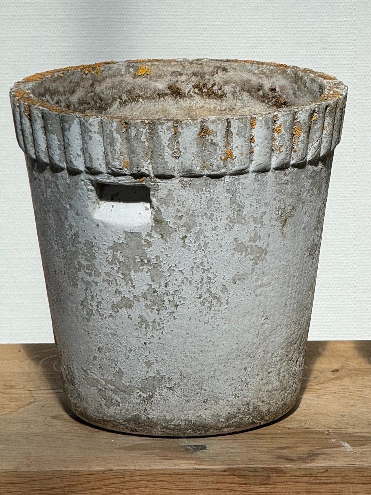 Mid-century Willy Guhl flower pot from Switzerland, crafted in cement with minimalist proportions and vintage patina for elegant garden or home display — Hommes and Gardens, Pots and Vessels Collection, Planters, Designer Decor, Concrete Art, Mid Century Modern, Outdoor Living, Swiss Design, Classic Vintage Pottery.