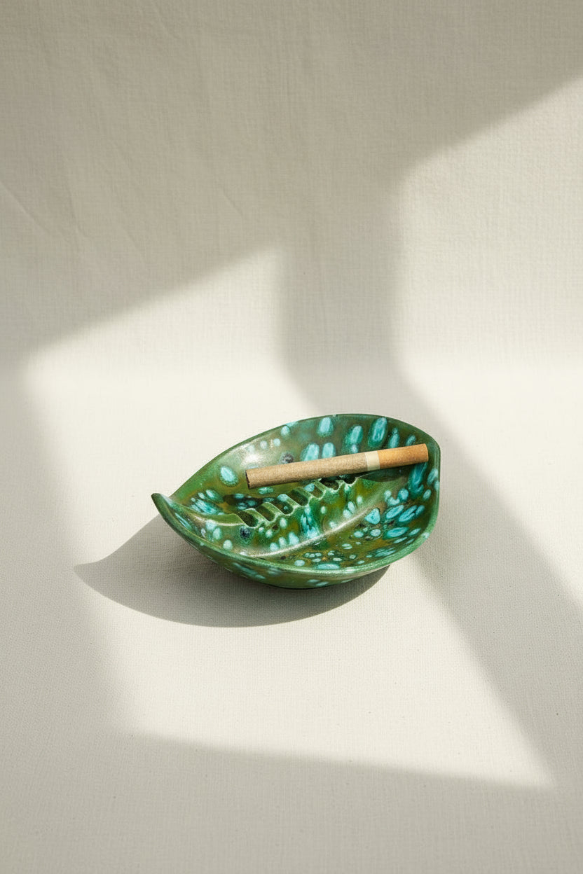 Retro ceramic ash tray in green with blue speckles, vintage mid-century smoking accessory with bold colours and nostalgic charm — Hommes and Gardens, Home Decor Collection, Decorative Objects, Vintage Accessories, Retro Design, Ceramic Art, Collectible Decor.
