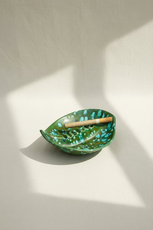 Retro ceramic ash tray in green with blue speckles, vintage mid-century smoking accessory with bold colours and nostalgic charm — Hommes and Gardens, Home Decor Collection, Decorative Objects, Vintage Accessories, Retro Design, Ceramic Art, Collectible Decor.