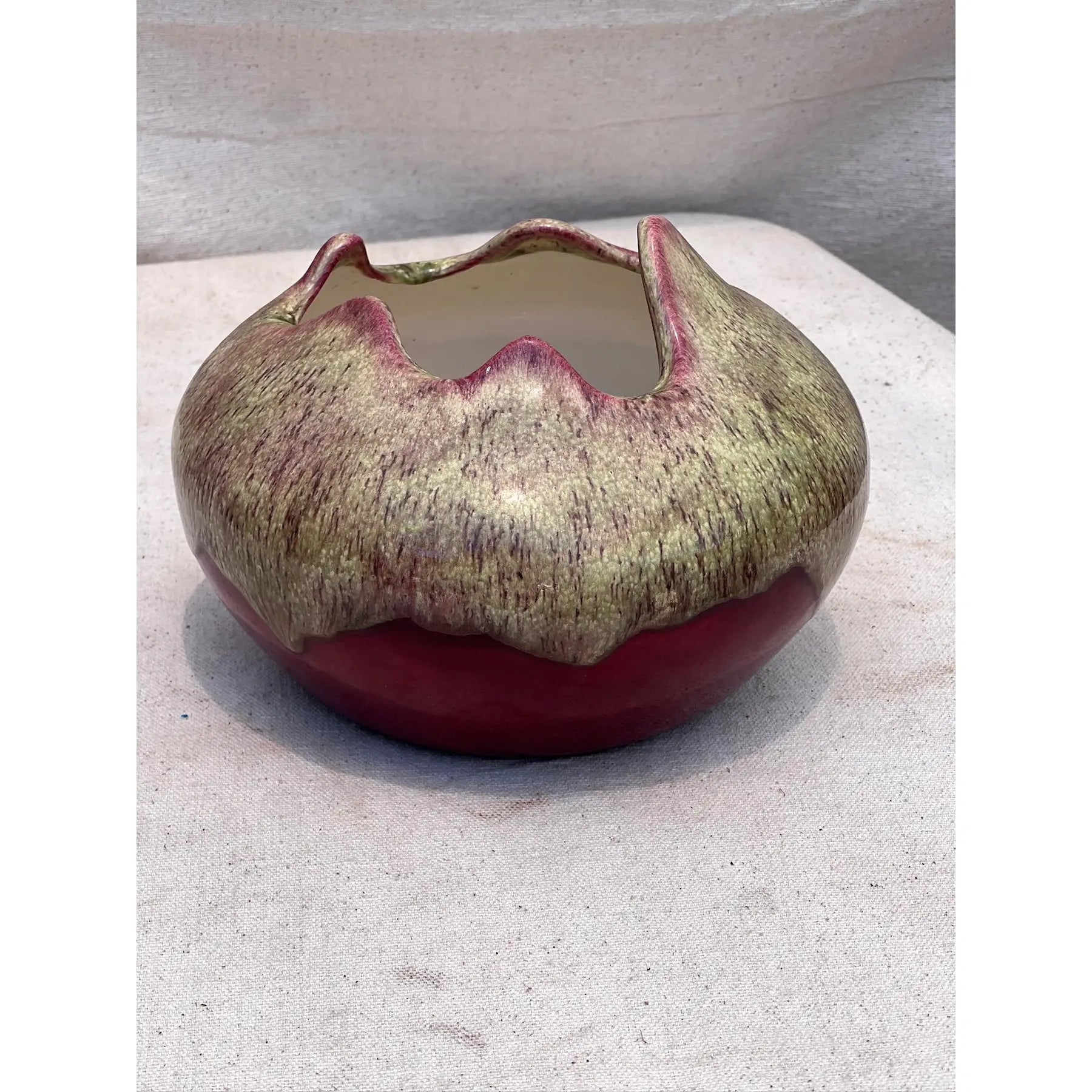 Retro vintage pink ceramic pinched bowl handcrafted in the 1980s USA, a stylish pottery piece blending charm and artistry — Hommes and Gardens, Home Decor Collection, Decorative Bowls, Art Pottery, Vintage Ceramic, Handmade Pottery, Retro Pink Decor, Unique Home Accent, Artistic Design Bowl.