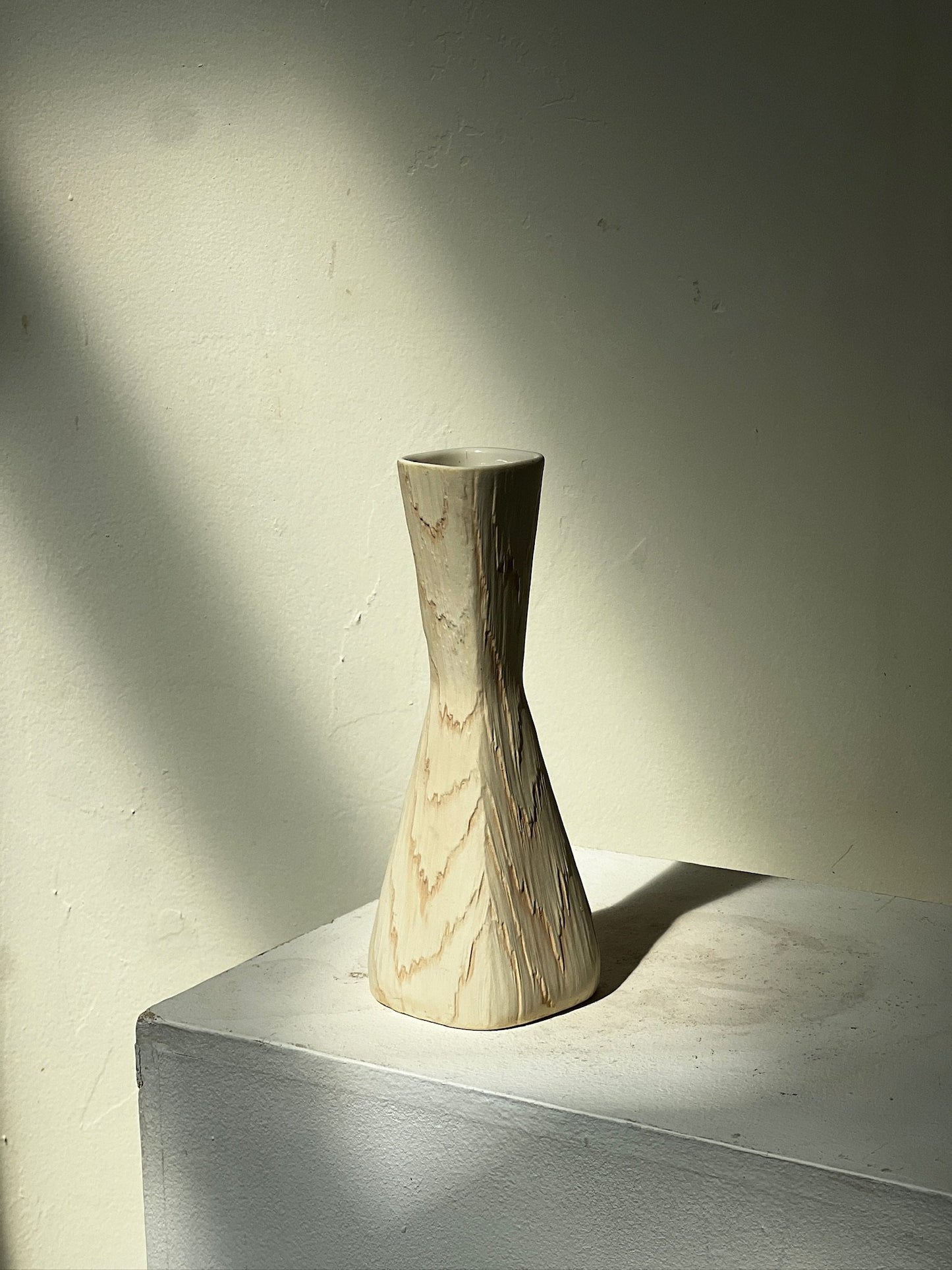 Shawnee USA vintage Fairy Wood Vase with realistic wood grain finish and elegant mid-century shape, perfect for modern or rustic interiors — Hommes and Gardens, Home Decor Collection, Vases, Art Pottery, Vintage Ceramic, Mid Century Modern Design, Shawnee Pottery, Retro Home Accent, Collectible Vase.