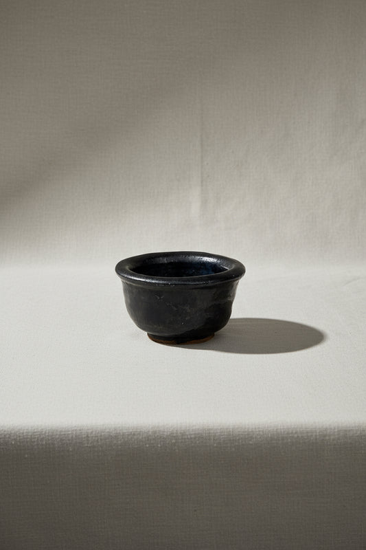 Small black vintage Asian bowl with timeless design and smooth ceramic finish, a refined collectible décor piece — Hommes and Gardens, Home Decor Collection, Decorative Bowls, Vintage Pottery, Asian Decor, Artistic Interiors, Collectible Object.