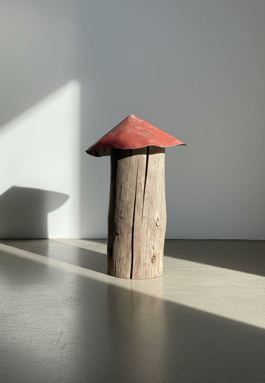 Tall red-metal-cap mushroom sculpture crafted from a weathered log stem with natural cracks and patina, showcasing rustic handmade folk art and reclaimed craftsmanship — Hommes and Gardens, Home Decor Collection, landscape design, plant design, Landscape Architect, Interior Designer, Outdoor Living, Outdoor Decorations, Home Design, Luxury Design, Art, Furniture, Objects, Best Gifts, Nature, Backyard, Yard.