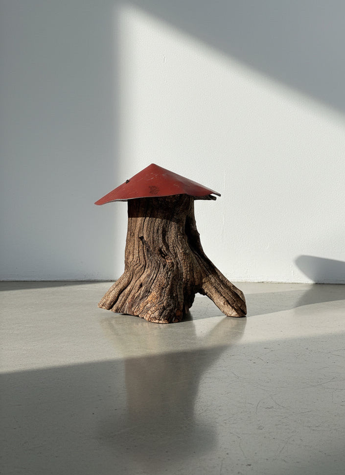 Tree stump mushroom sculpture handcrafted from weathered wood with a red metal roof, featuring organic rustic texture and primitive folk art craftsmanship — Hommes and Gardens, Home Decor Collection, landscape design, plant design, Landscape Architect, Interior Designer, Outdoor Living, Outdoor Decorations, Home Design, Luxury Design, Art, Furniture, Objects, Best Gifts, Nature, Backyard, Yard.