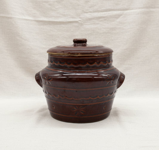 Vintage 1950s Mar-Crest Pottery bean pot with lid, oven-proof midcentury ceramic cookware combining charm and functionality — Hommes and Gardens, Home Decor Collection, Cookware, Bowls, Art Pottery, landscape design, plant design, Landscape Architect, Interior Designer, Outdoor Living, Outdoor Decorations, Home Design, Luxury Design, Art, Furniture, Objects, Best Gifts, Nature, Backyard, Yard.