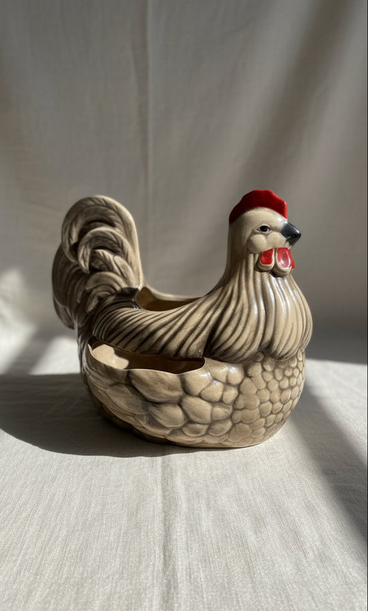 Vintage 1976 Arnel’s hand-painted ceramic hen planter with speckled glaze, red accents, and dual planting sections, a charming farmhouse country décor piece — Hommes and Gardens, Fauna Collection, Home Decor, Landscape Architect, Interior Designer, Outdoor Living, Outdoor Decorations, Home Design, Luxury Design, Art, Furniture, Objects, Best Gifts, Nature, Backyard, Yard.