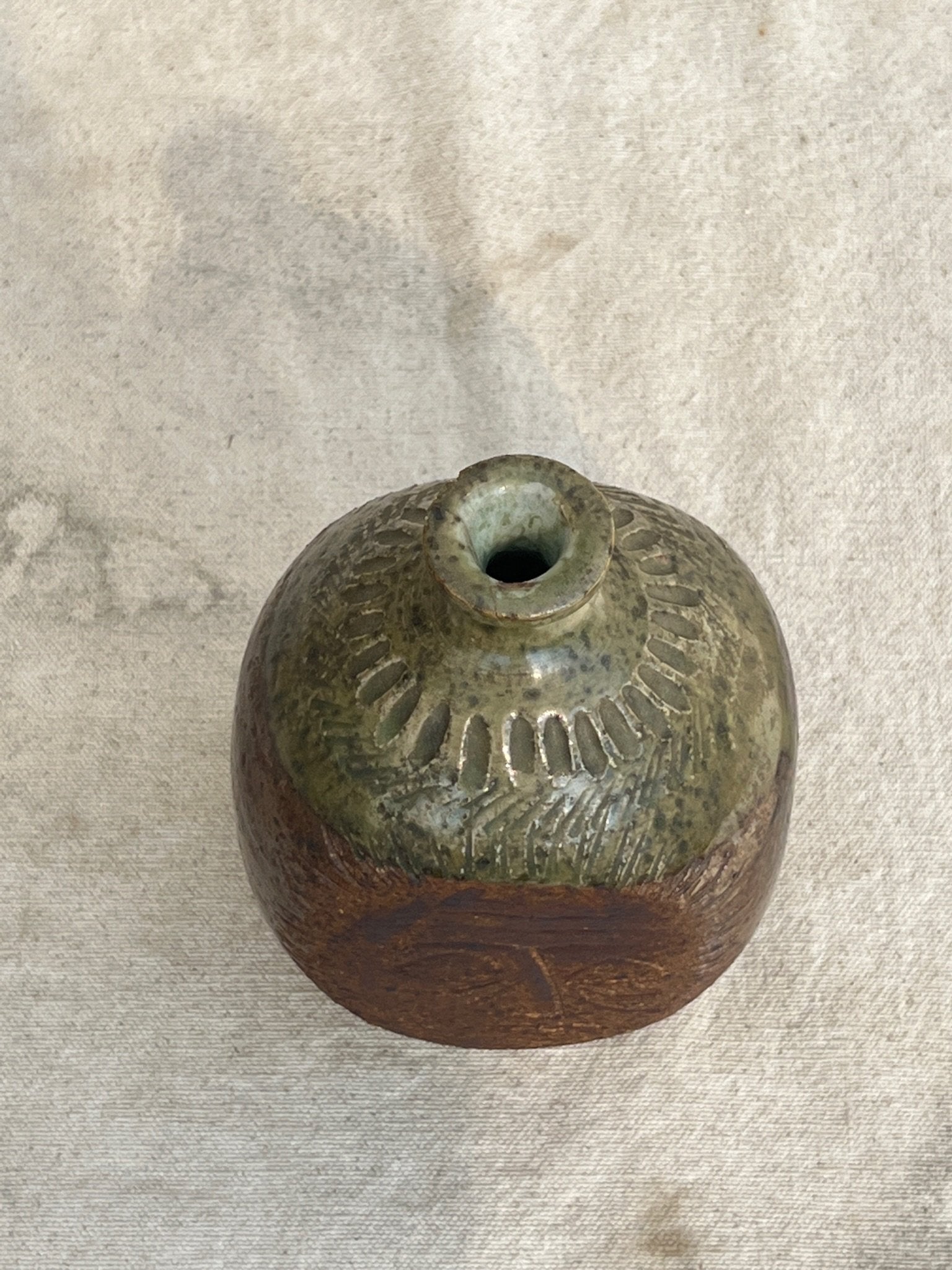Vintage ceramic bud vase by E. Harris with engraved face and two-tone glaze, perfect for artistic interiors — Hommes and Gardens, Vases + Vessels Collection, home decor, outdoor decorations, home design, luxury design, Landscape Architect, Interior Designer, Outdoor Living, Art, Furniture, Objects, Best Gifts, Nature, Backyard, Yard.