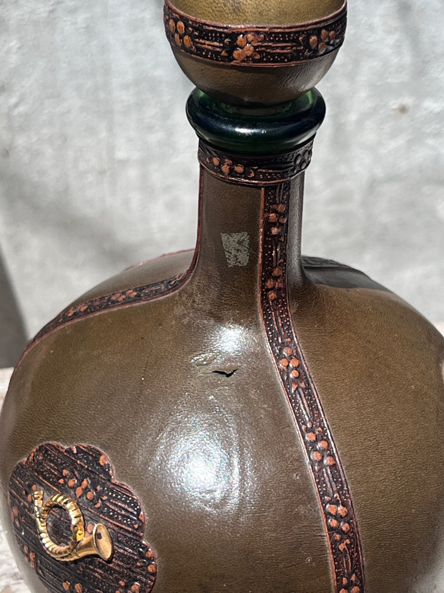 Vintage Italian green leather decanter embellished with a musical horn, elegant barware piece for vintage-inspired interiors — Hommes and Gardens, Home Decor Collection, Decanters, Vintage Bar Accessories, Italian Design, Leather Decor, Retro Drinkware, Gift Collectible.