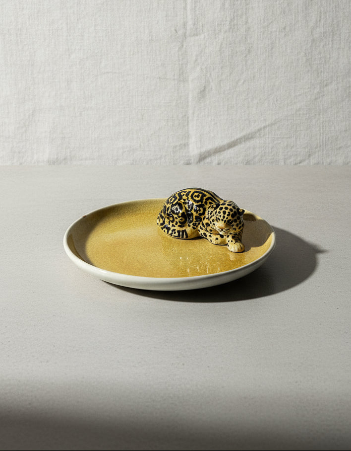 Vintage Italian ceramic yellow platter with a detailed jaguar figurine, handcrafted collectible art piece stamped “Made in Italy” — Hommes and Gardens, Home Decor Collection, Decorative Trays, Vintage Pottery, Italian Ceramics, Animal Art Decor, Handcrafted Tableware, Luxury Home Accessories.