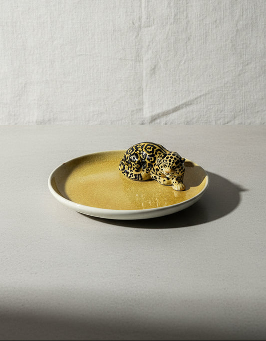 Vintage Italian ceramic yellow platter with a detailed jaguar figurine, handcrafted collectible art piece stamped “Made in Italy” — Hommes and Gardens, Home Decor Collection, Decorative Trays, Vintage Pottery, Italian Ceramics, Animal Art Decor, Handcrafted Tableware, Luxury Home Accessories.