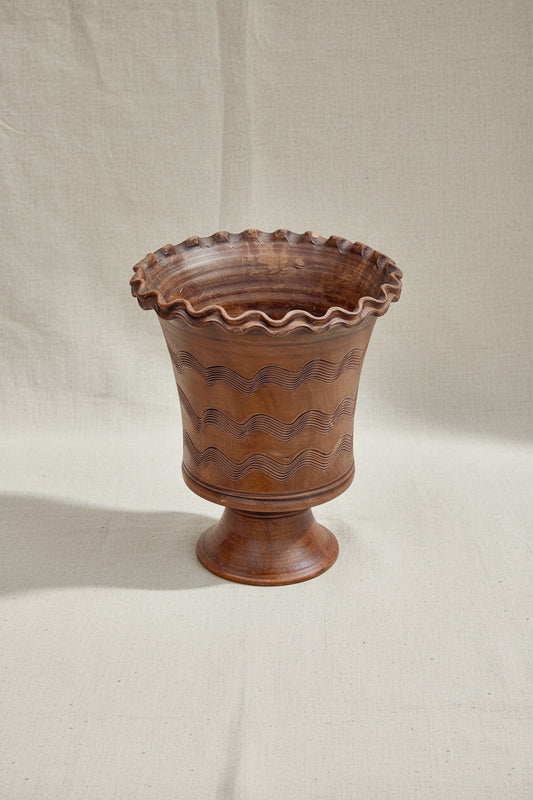 Vintage Mexican scalloped vase featuring engraved flowing water patterns and lettuce-lip top, handcrafted in warm brown pottery for rustic elegance — Hommes and Gardens, Pots and Vessels Collection, Vases, Art Pottery, Decorative Objects, Mexican Pottery, Vintage Ceramic, Rustic Home Decor, Handcrafted Artisan Vase.