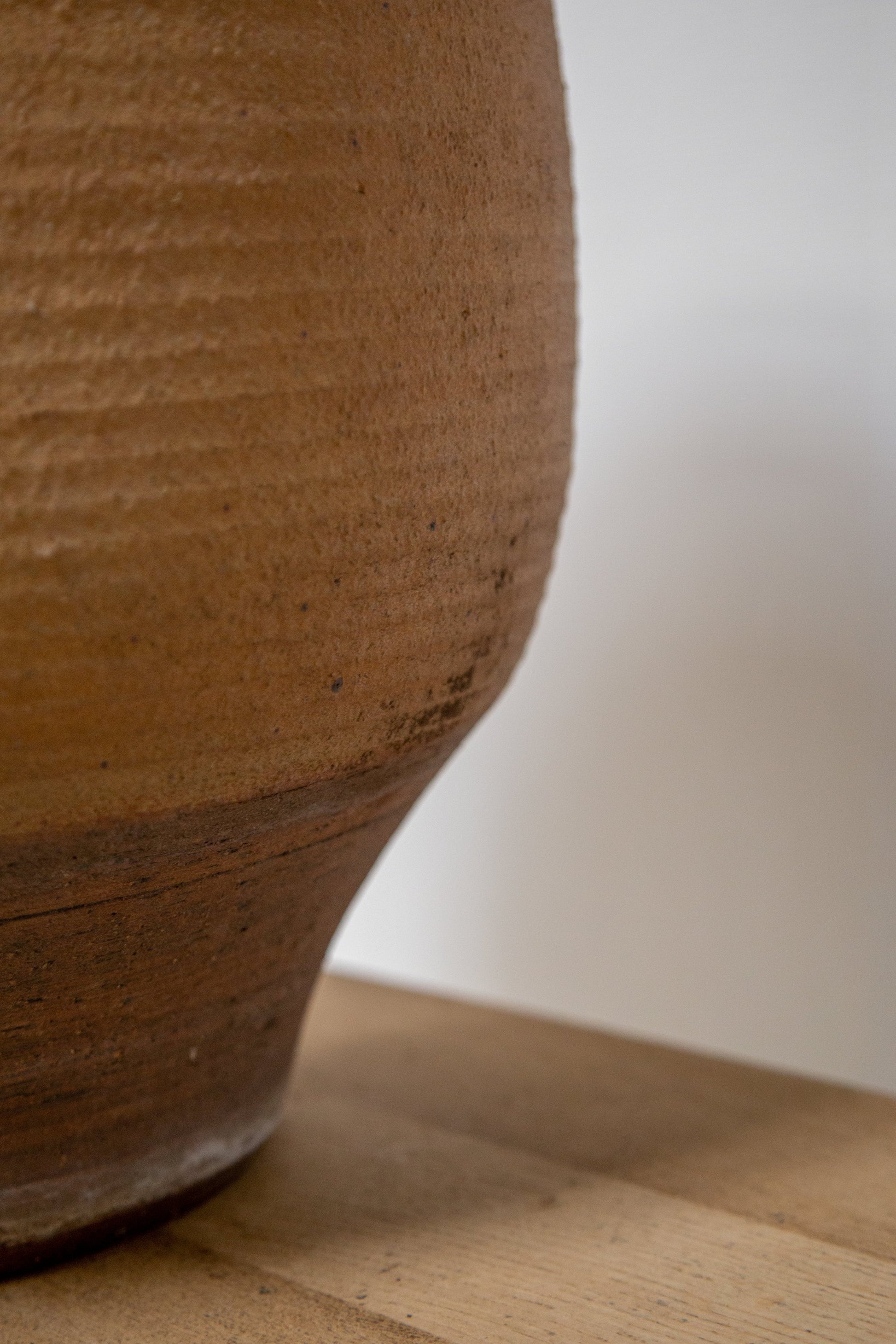 Vintage mid-century ribbed stoneware planter by Bob Kinzie, handcrafted pottery piece with warm earthy hues and refined form — Hommes and Gardens, Pots + Vessels Collection, Landscape Architect, Interior Designer, Outdoor Living, Outdoor Decorations, Home Decor, Home Design, Luxury Design, Art, Furniture, Objects, Best Gifts, Nature, Backyard, Yard.