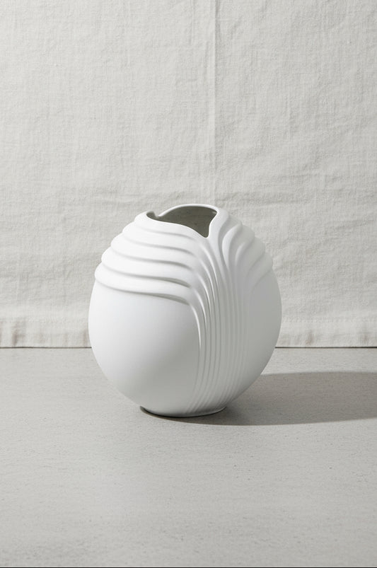 Vintage Rosenthal porcelain vase from Germany’s Studio-line collection, featuring sleek white minimalist design and refined modern craftsmanship — Hommes and Gardens, Pots and Vessels Collection, Vases, Decorative Objects, Art Pottery, Rosenthal Porcelain, Modern Decor, Minimalist Home Accent, Collectible Vintage Design.