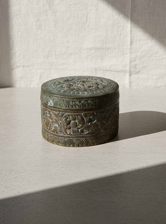 Vintage silver tone embossed metal jewelry trinket box with intricate floral and scrollwork detailing, a charming collectible storage piece — Hommes and Gardens, Home Decor Collection, Jewelry Boxes, Decorative Objects, Vintage Metalwork, Antique Silver Finish, Elegant Vanity Decor, Ornate Keepsake Box, Classic Home Accent.