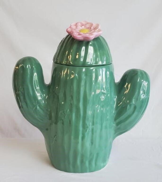 Vintage Treasure Craft Saguaro cactus cookie jar with pink bloom, handcrafted ceramic collectible that brings Southwestern flair to any kitchen — Hommes and Gardens, Home Decor Collection, Cookie Jars, Decorative Objects, Vintage Pottery, Retro Design, American Ceramic Art, Southwestern Decor Accent.