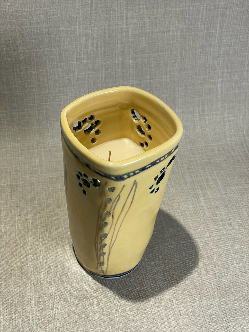 Golden Meadow Candle – Handcrafted Floral Ceramic Vessel