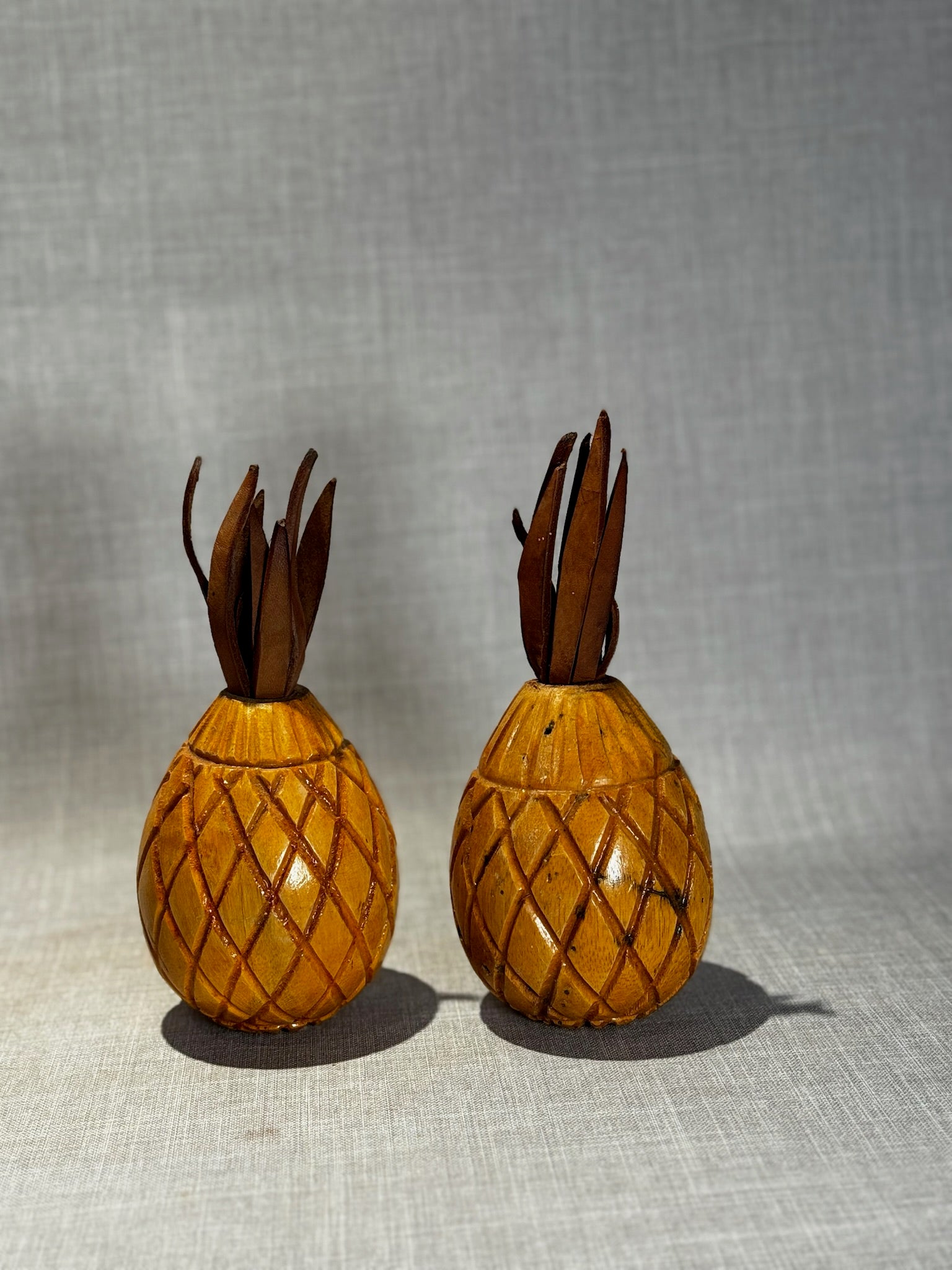 Vintage Hand-Carved Wooden Pineapple Figurines – Pair of Mid-Century Tropical Sculptures with Dark Leaf Tops