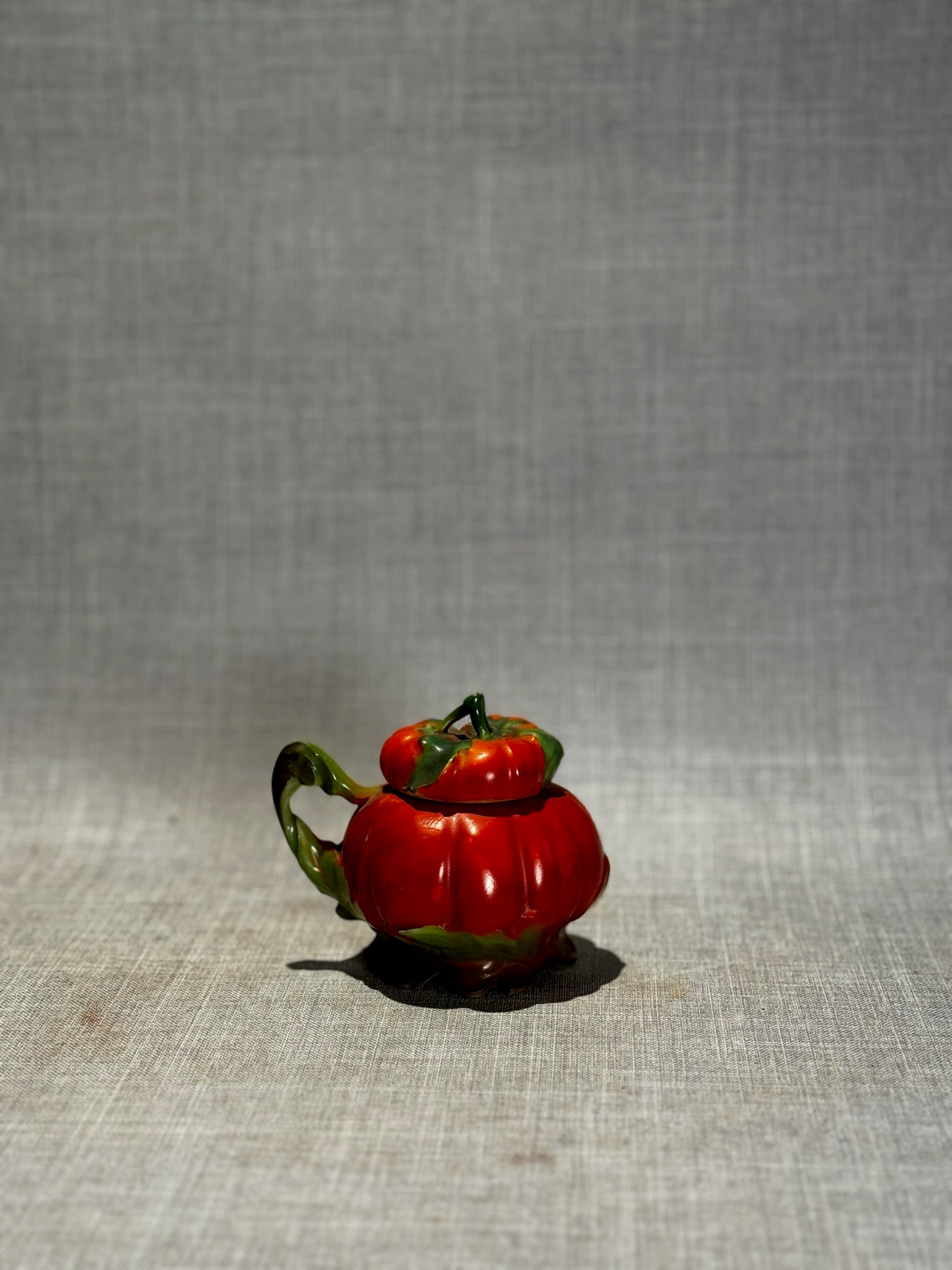 Charming Vintage Bavarian Tomato-Form Lidded Sugar Cup with Leaf Handle – Hand-Painted Ceramic