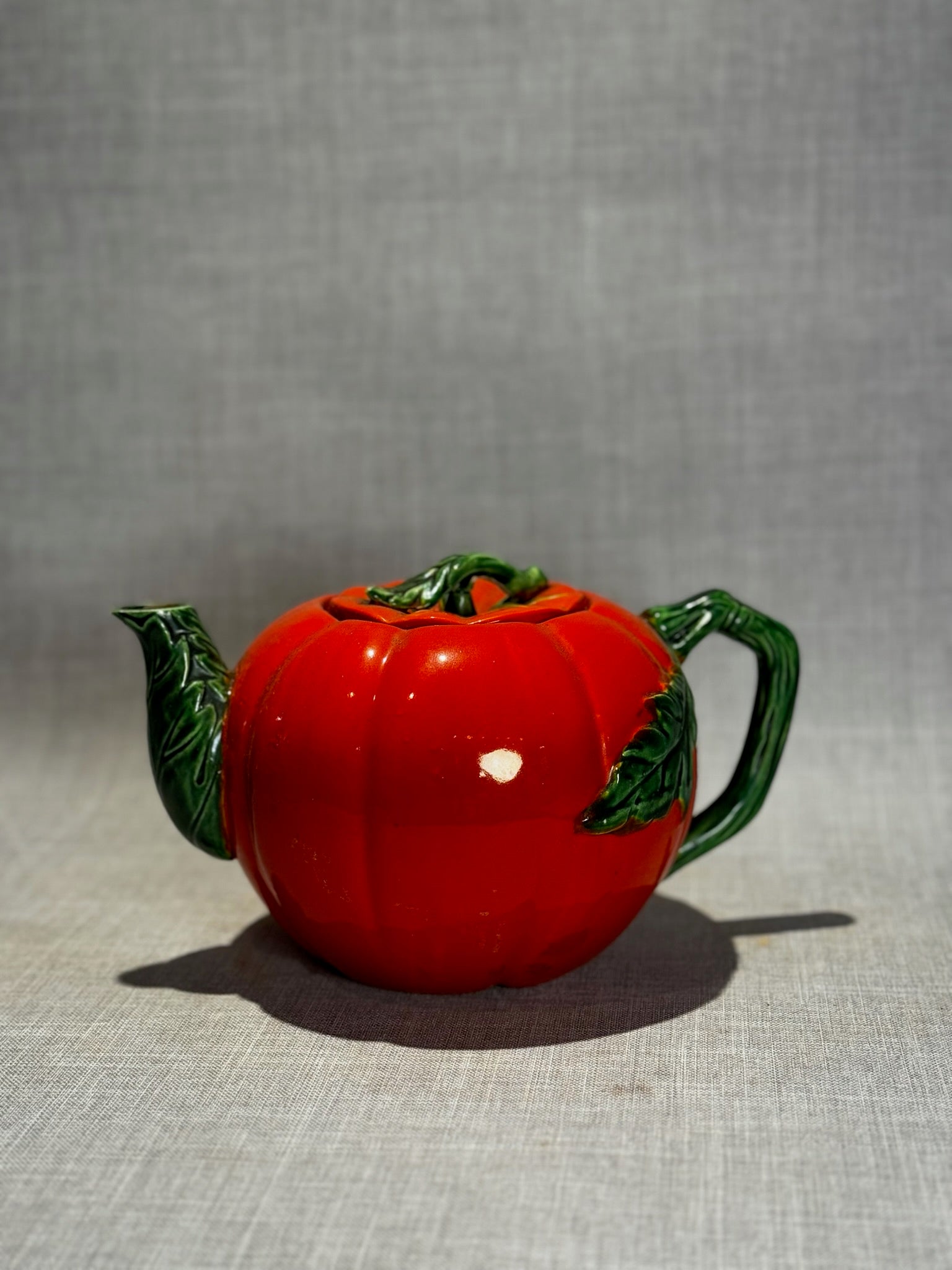 Vintage Japan Tomato Teapot with Sculpted Vine Handle & Lid – Hand-Painted Figural Ceramic