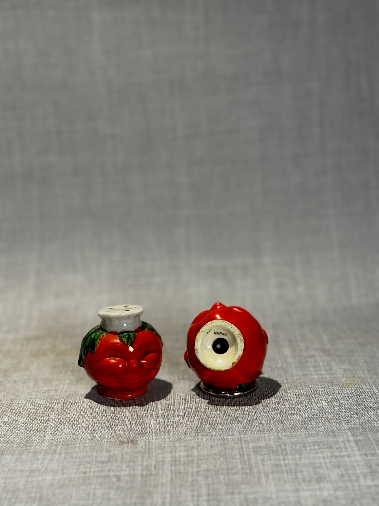 Mid-Century Japan Tomato Face Salt & Pepper Shakers – Hand-Painted Figural Ceramic Pair