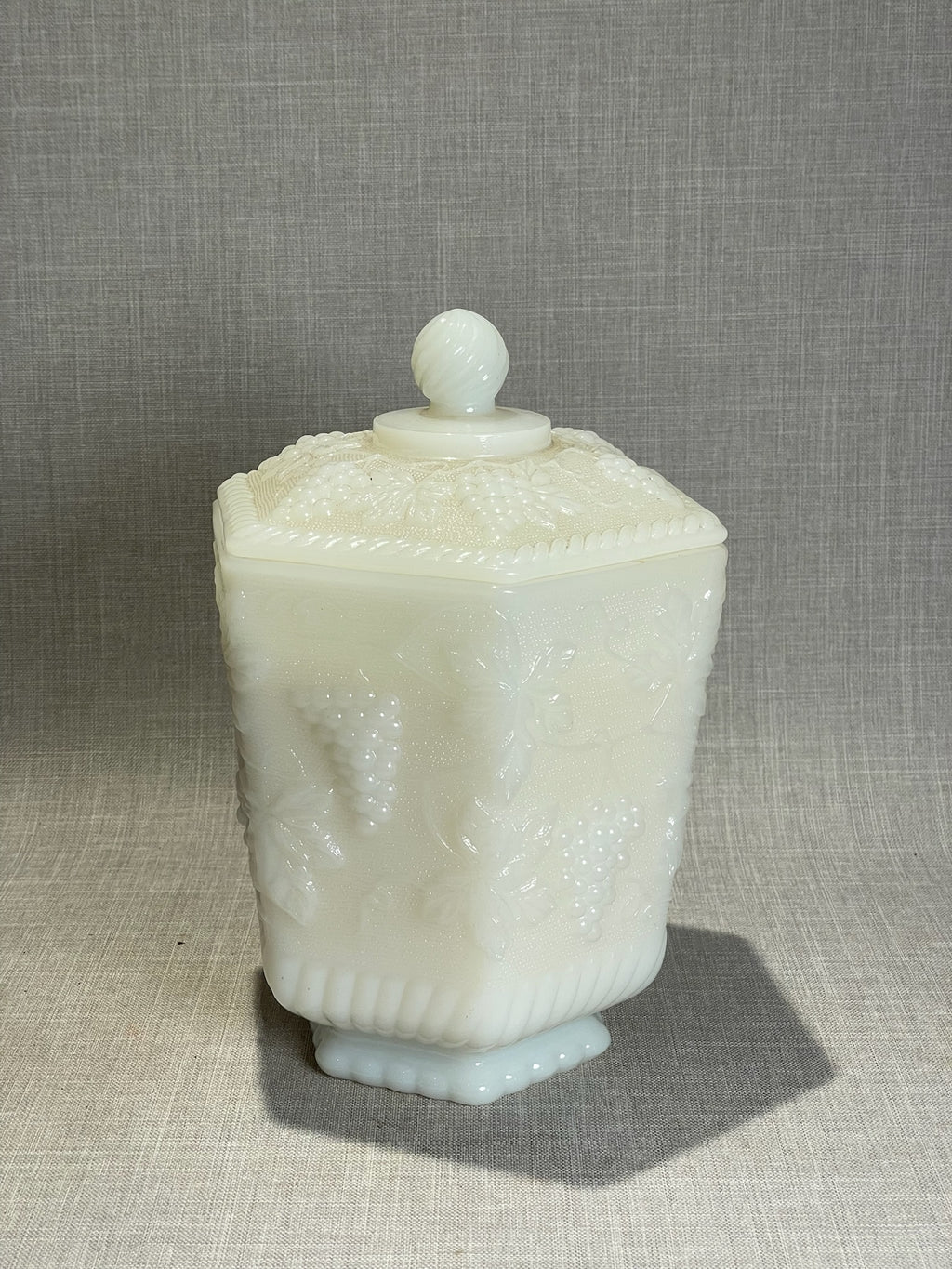 Vintage Grape Relief Candle – Elegant Milk Glass Keepsake