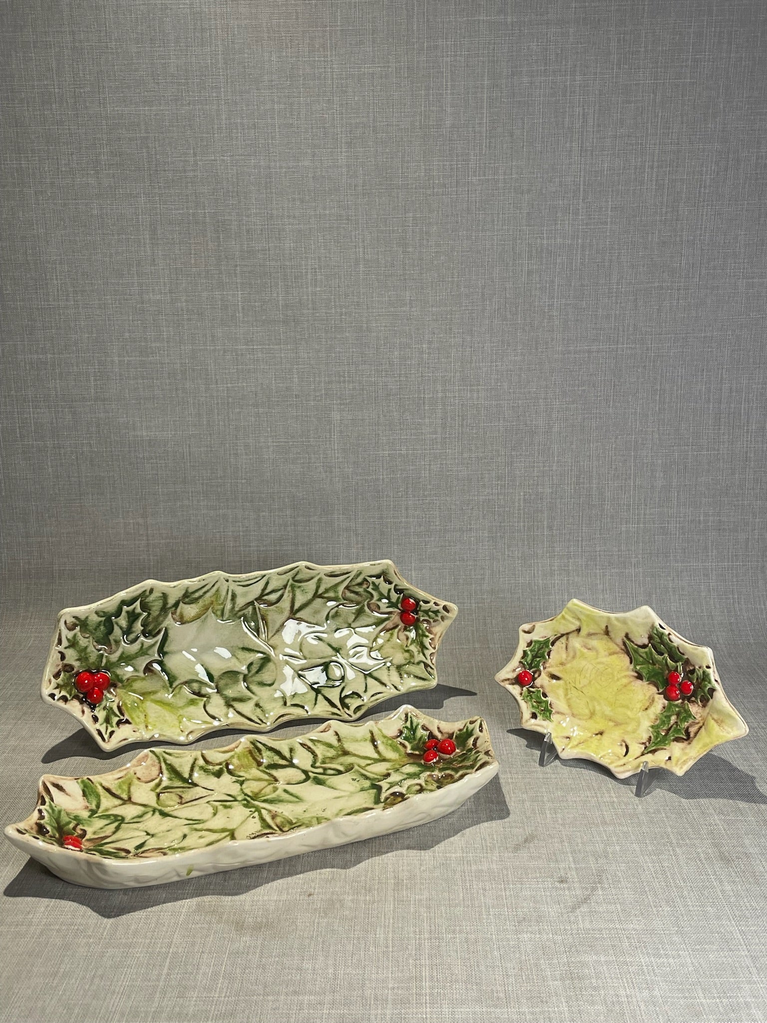 Vintage Ceramic Holly Leaf Serving Dish Set – Hand-Painted Christmas Berry Platters (Set of 3)