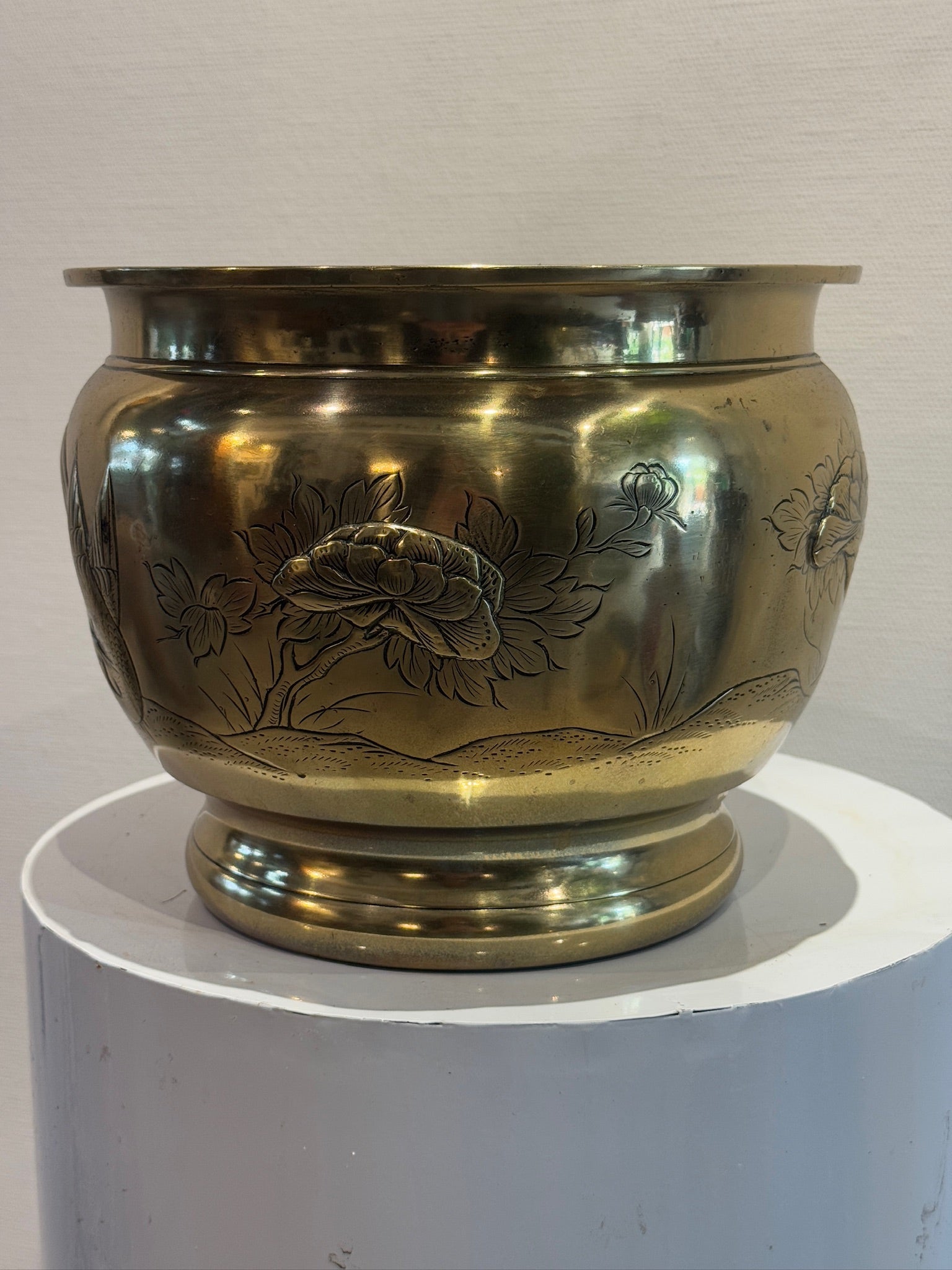 Victorian–Edwardian Brass Jardiniere with Japanese-Influenced Etched Motifs, polished brass, decorative vessel. hommes + gardens estudio.
