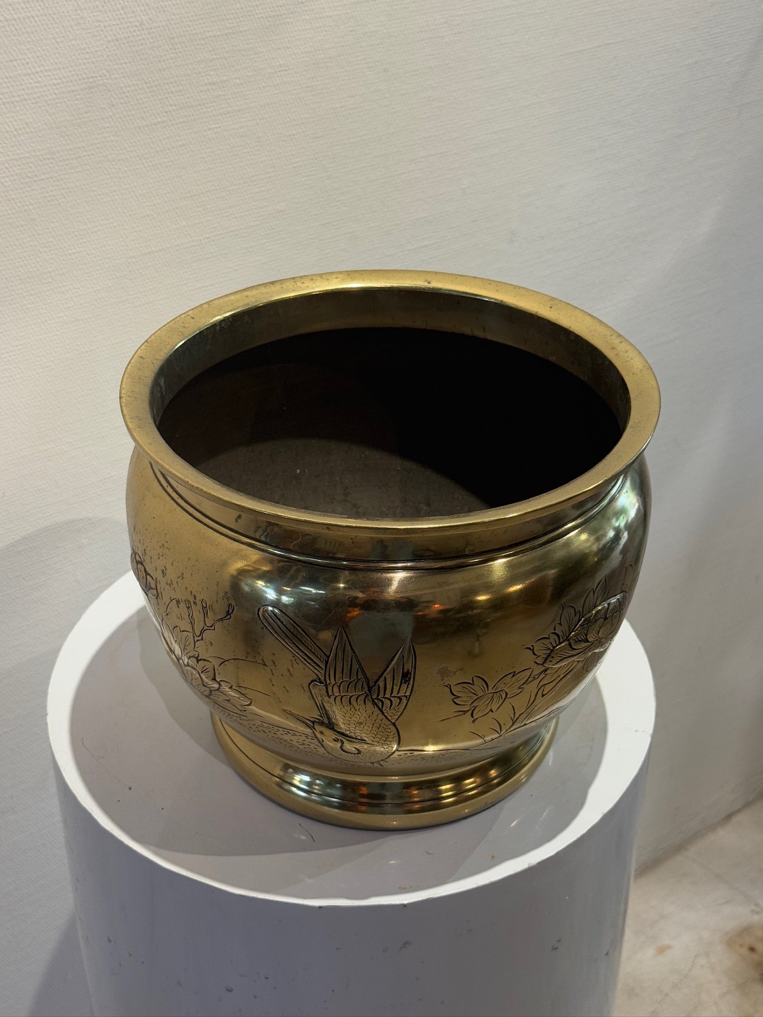 Victorian–Edwardian Brass Jardiniere with Japanese-Influenced Etched Motifs displayed on a pedestal, hommes + gardens estudio.