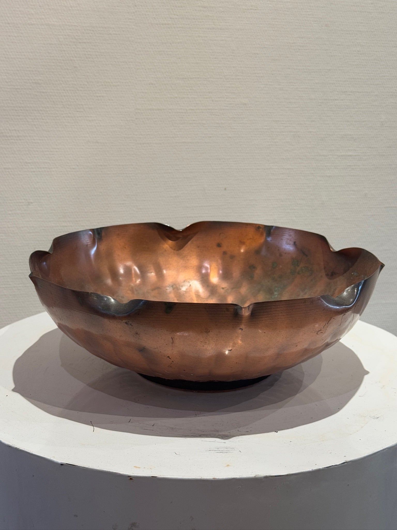 Vintage Egidio Casagrande Hand-Hammered Copper Bowl showcasing intricate texture and scalloped rim. hommes + gardens estudio.