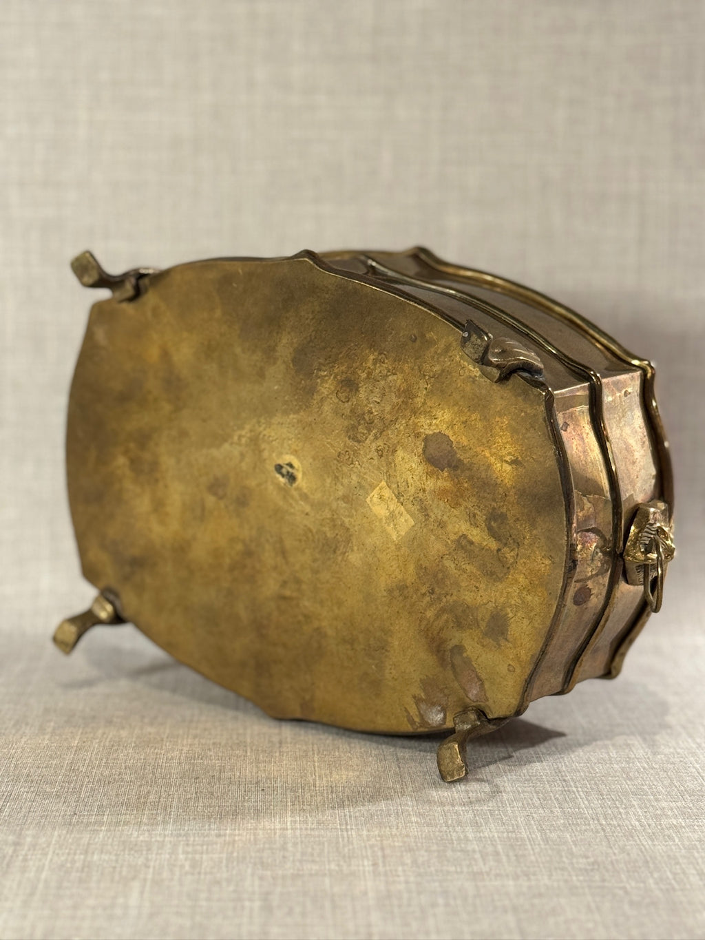 Early 20th Century Handcrafted Brass Oval Jardinière with Lion Mask Handles and Paw Feet – Elegant Antique Planter