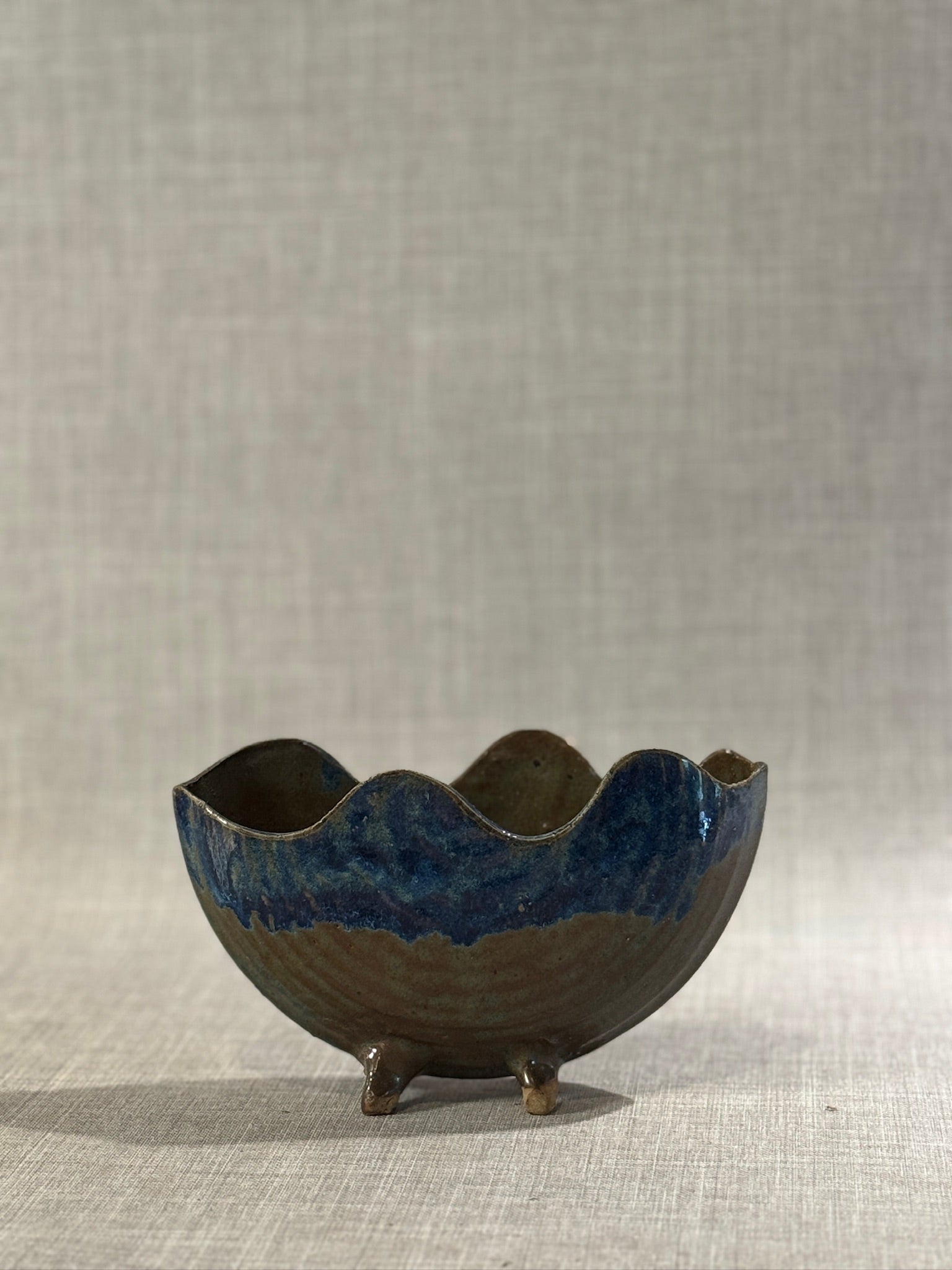 Vintage Handcrafted Studio Pottery Footed Bowl with Scalloped Rim – Blue & Earth-Toned Glaze