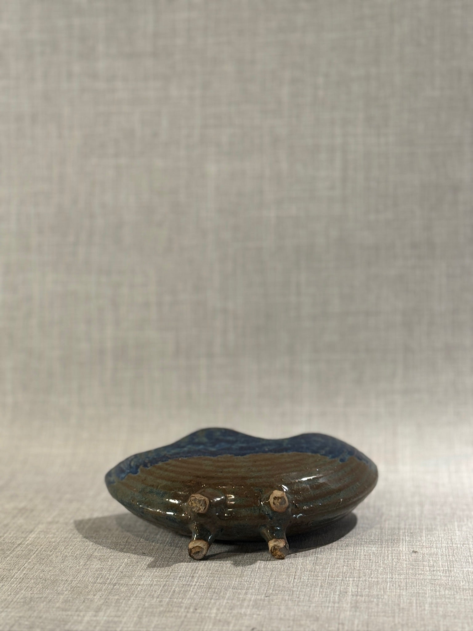 Vintage Handcrafted Studio Pottery Footed Bowl with Scalloped Rim – Blue & Earth-Toned Glaze
