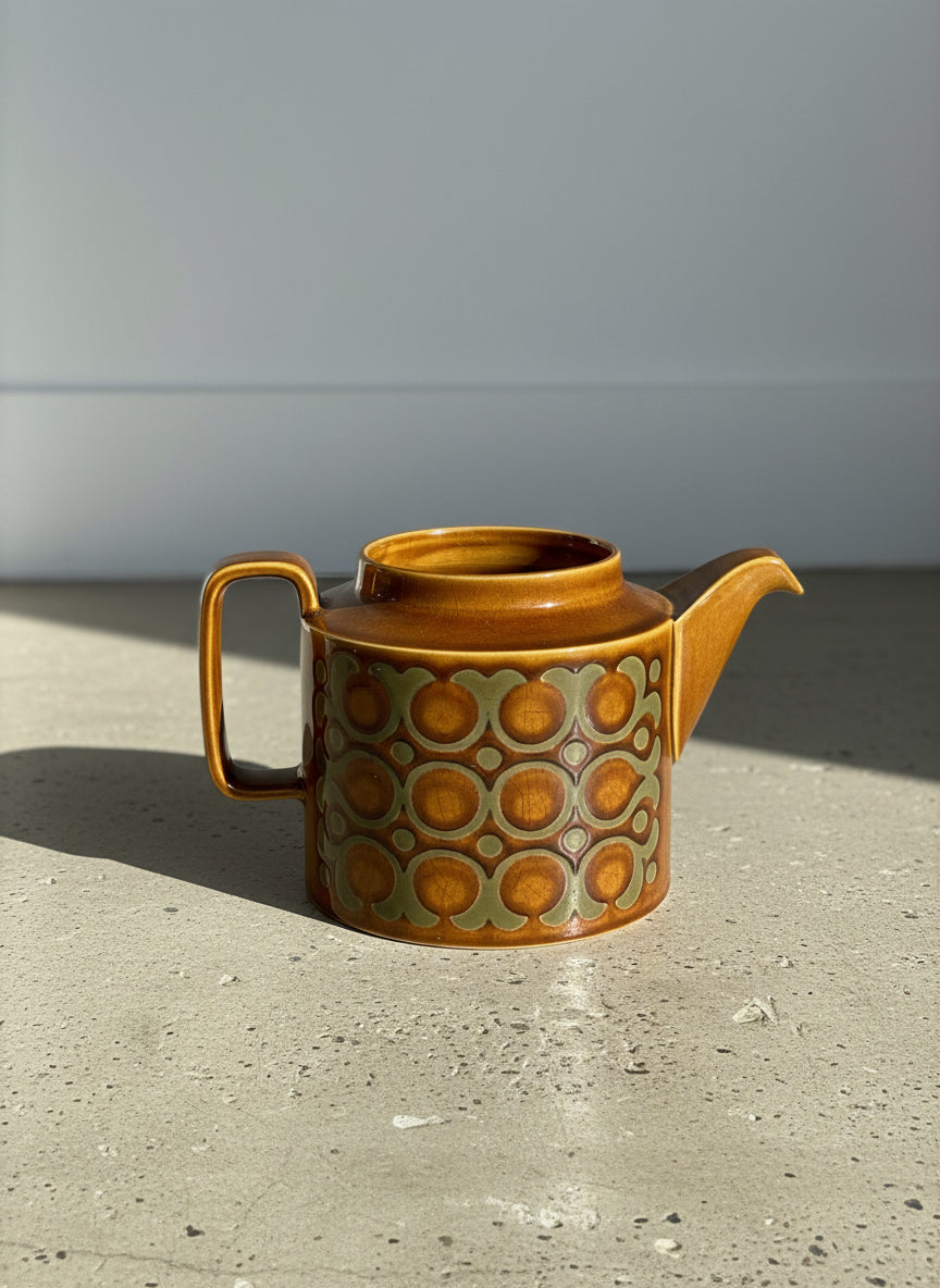 Retro Harvest Teapot Candle – Hand-Poured in 1970s Stoneware