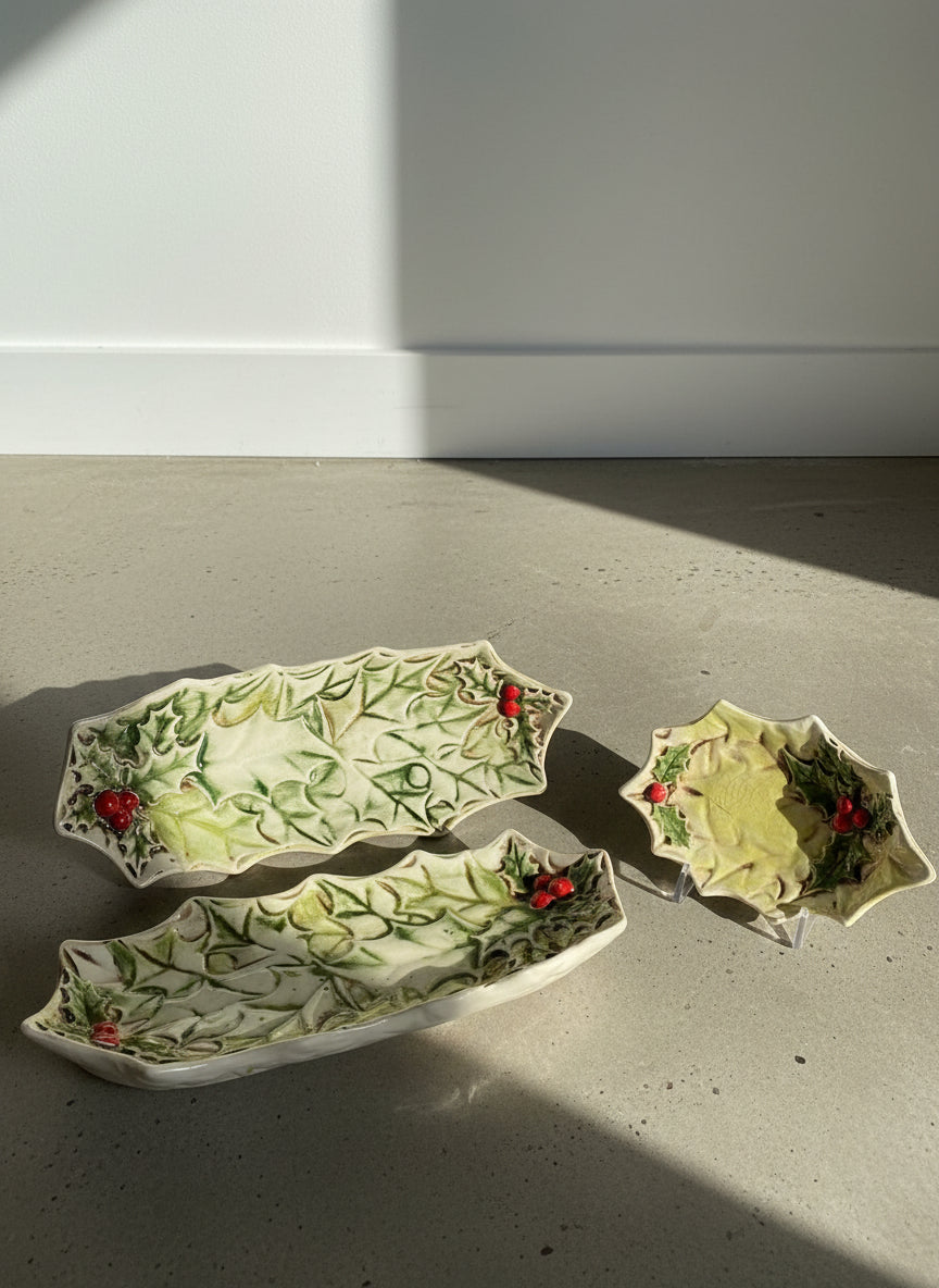Vintage Ceramic Holly Leaf Serving Dish Set – Hand-Painted Christmas Berry Platters (Set of 3)