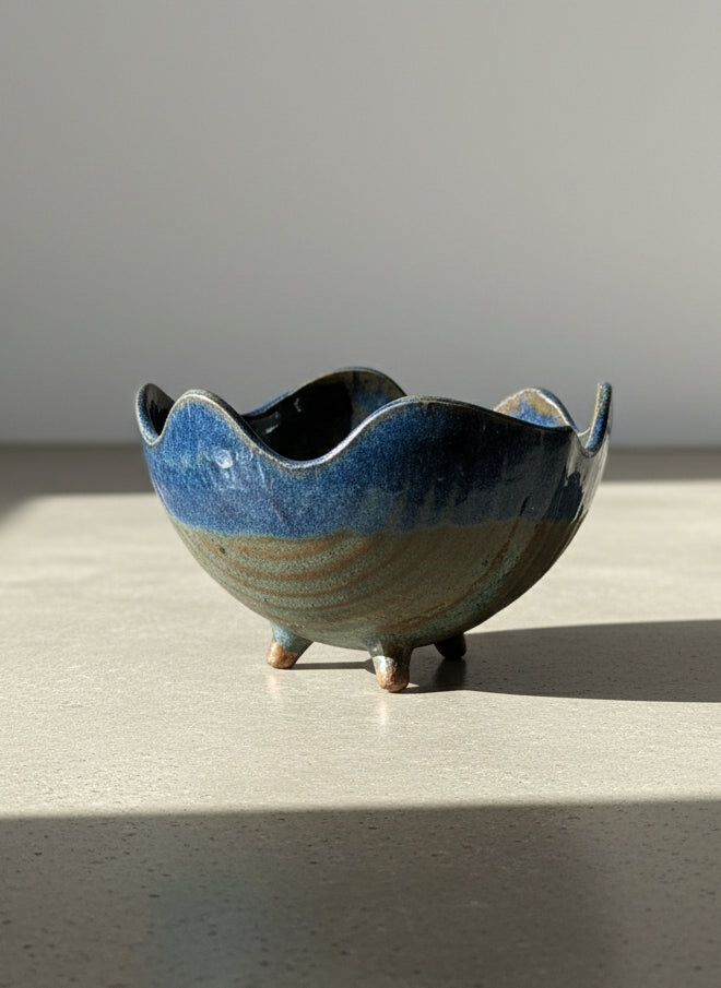Vintage Handcrafted Studio Pottery Footed Bowl with Scalloped Rim – Blue & Earth-Toned Glaze