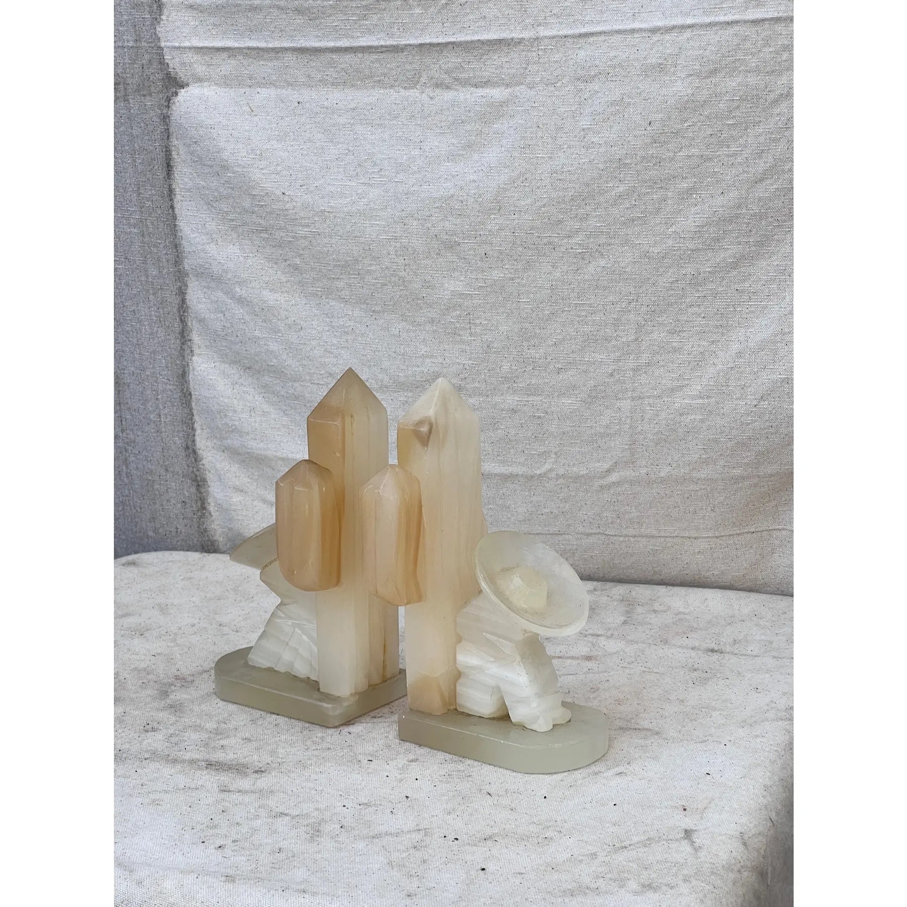 1960s pair of handcrafted white onyx bookends from Mexico, vintage decorative objects combining function and cultural artistry — Hommes and Gardens, Objects Collection, Landscape Architect, Interior Designer, Outdoor Living, Art, Furniture, Objects, Best Gifts, Nature, Backyard, Yard, Outdoor Decorations, Home Decor, Home Design, Luxury Design.