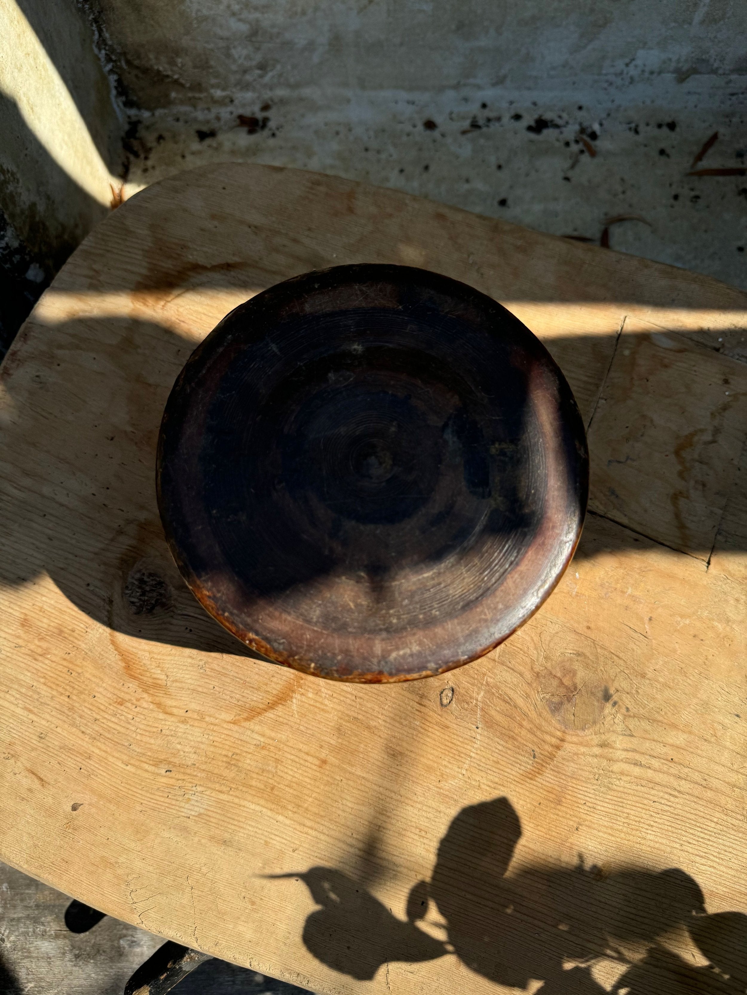 19th century Chinese round wooden box with hand-painted floral pattern and antique finish, handcrafted for timeless decorative appeal — Hommes and Gardens, Objects Collection, Landscape Architect, Interior Designer, Outdoor Living, Art, Furniture, Objects, Best Gifts, Nature, Backyard, Yard, Outdoor Decorations, Home Decor, Home Design, Luxury Design.
