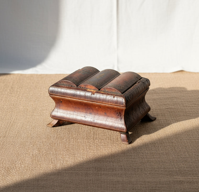 19th-century small leather-wrapped jewelry box with gilded iron accents and exotic wood legs, a refined Victorian decorative keepsake — Hommes and Gardens, Decorative Collection, Home Decor, Landscape Architect, Interior Designer, Outdoor Living, Outdoor Decorations, Home Design, Luxury Design, Art, Furniture, Objects, Best Gifts, Nature, Backyard, Yard.