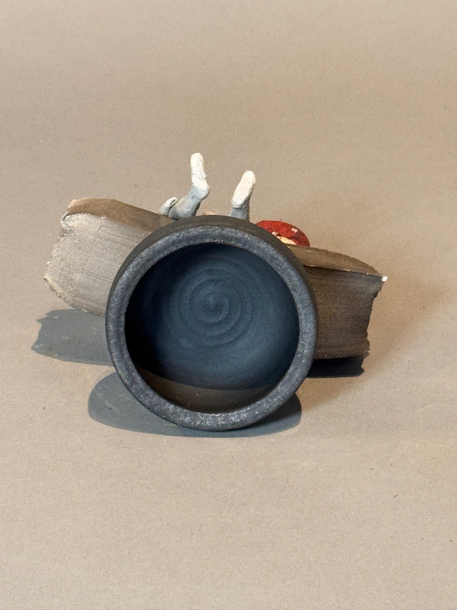 Abstract Modern Ceramic Sculpture – Human Figure with Red Vessel atop geometric base showcasing intricate textures. hommes + gardens estudio.