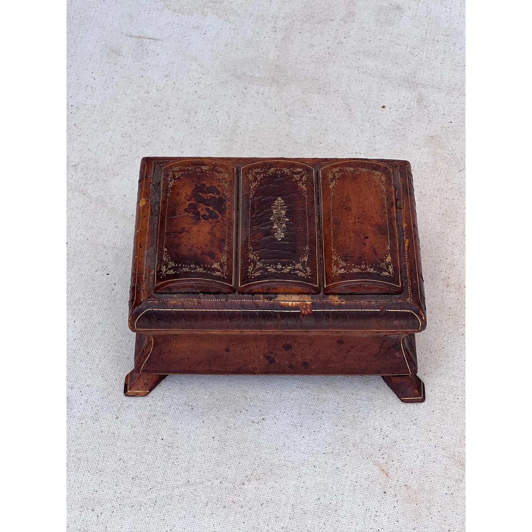 Antique 1910s leather-wrapped wood jewelry box with intricate gilded details, reflecting American Victorian craftsmanship — Hommes and Gardens, Objects Collection, Landscape Architect, Interior Designer, Outdoor Living, Art, Furniture, Objects, Best Gifts, Nature, Backyard, Yard, Outdoor Decorations, Home Decor, Home Design, Luxury Design.