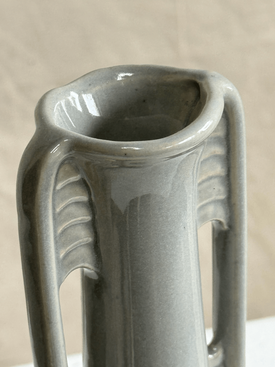 Antique 1940s Art Deco Shawnee pottery gray bud vase with sleek minimalist design and elegant matte finish, a refined collectible décor piece — Hommes and Gardens, Vases + Vessels Collection, Landscape Architect, Interior Designer, Outdoor Living, Art, Furniture, Objects, Best Gifts, Nature, Backyard, Yard, Outdoor Decorations, Home Decor, Home Design, Luxury Design.