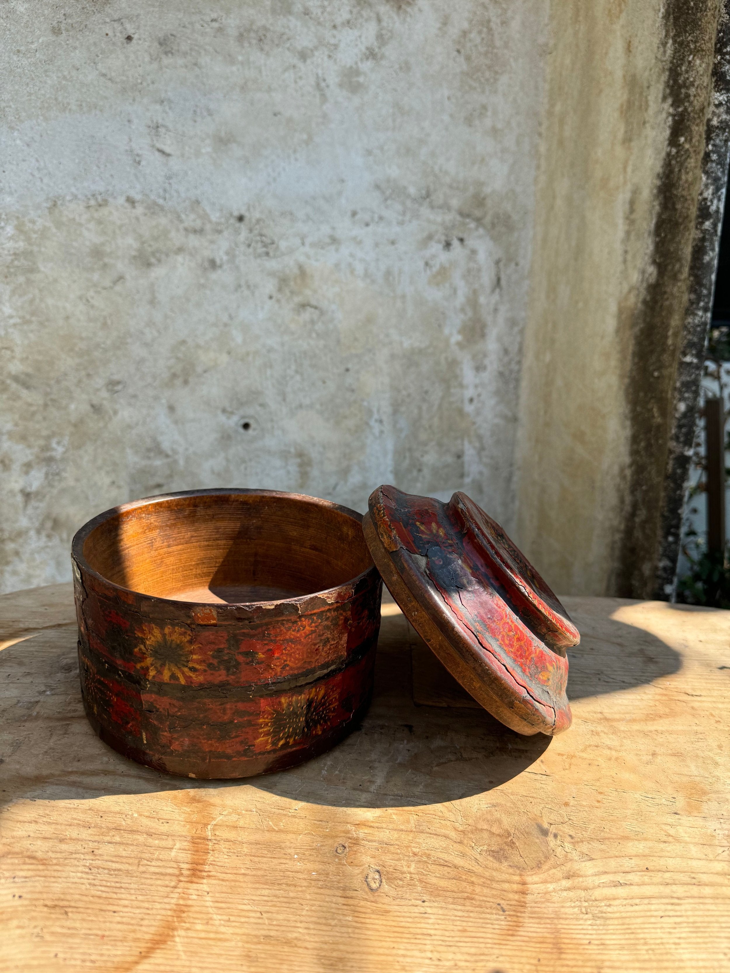 Antique 19th century Chinese hand-painted wooden box with lid, featuring floral motifs and traditional craftsmanship — Hommes and Gardens, Objects Collection, Landscape Architect, Interior Designer, Outdoor Living, Art, Furniture, Objects, Best Gifts, Nature, Backyard, Yard, Outdoor Decorations, Home Decor, Home Design, Luxury Design.