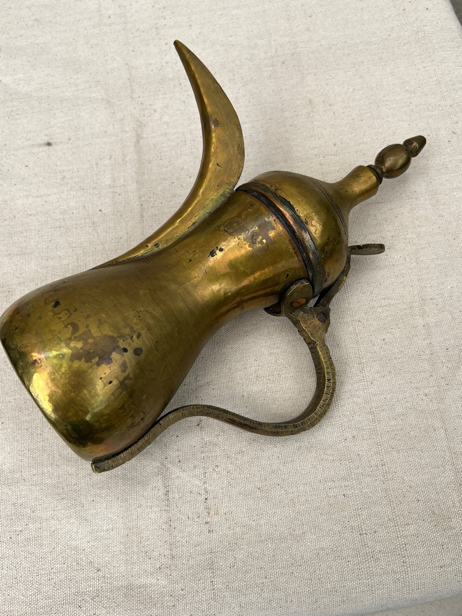 Antique Arabic brass coffee pot featuring elegant finial lid and curved handle, beautifully aged patina celebrating Middle Eastern design — Hommes and Gardens, Objects Collection, Landscape Architect, Interior Designer, Outdoor Living, Art, Furniture, Objects, Best Gifts, Nature, Backyard, Yard, Outdoor Decorations, Home Decor, Home Design, Luxury Design.